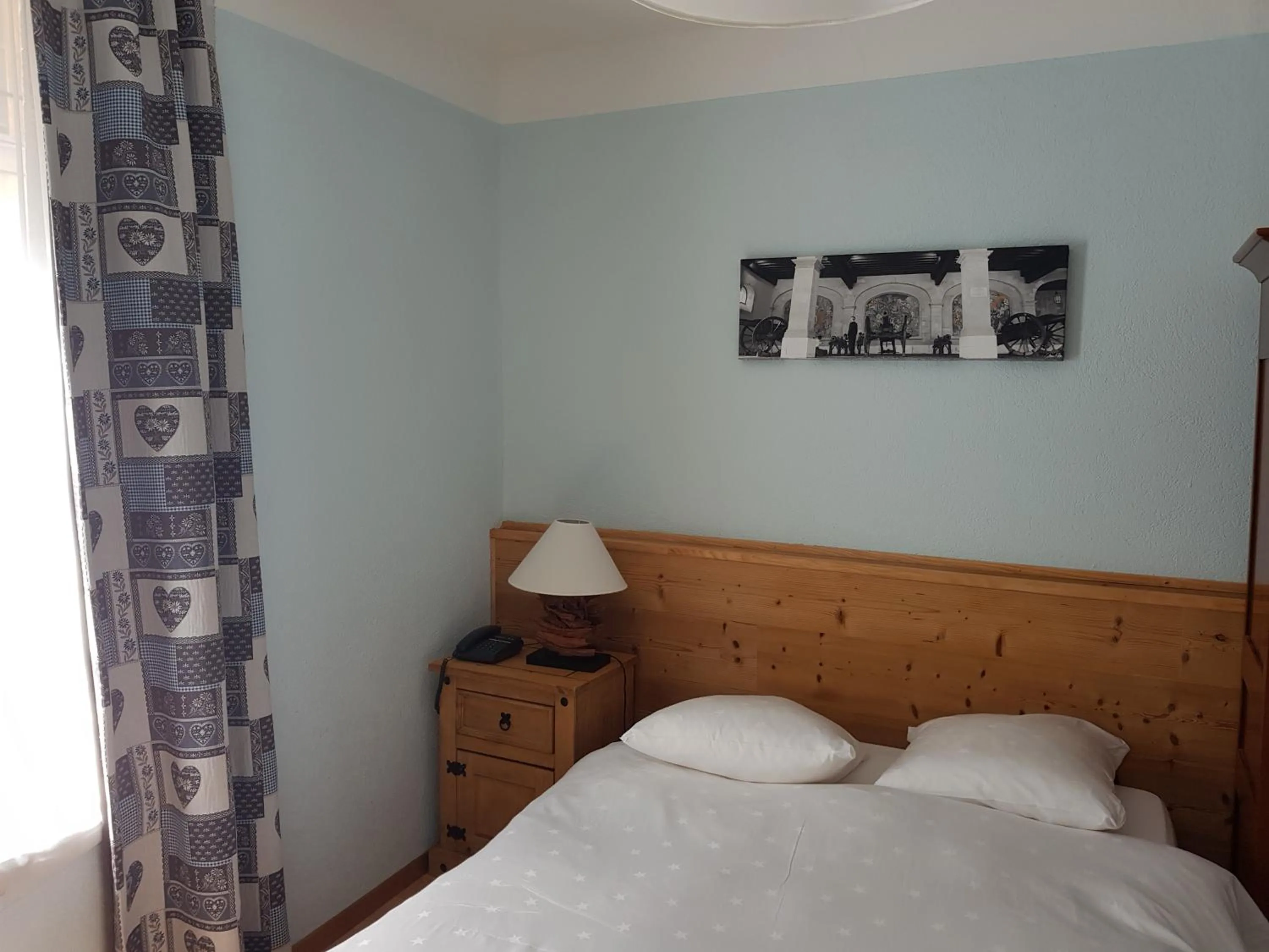 Photo of the whole room, Bed in Hotel de Geneve