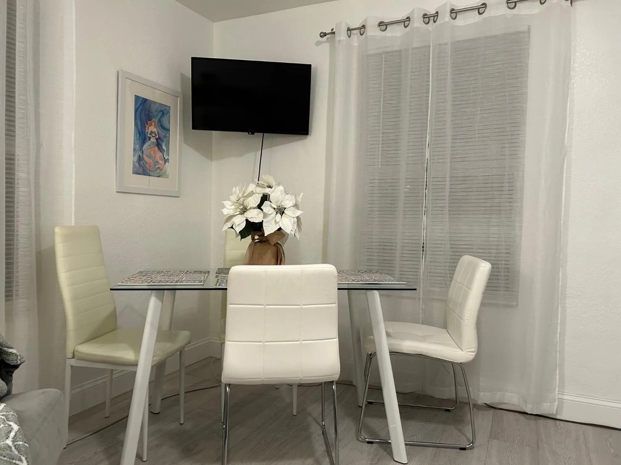 Dining area in Mermaid's Cottage
