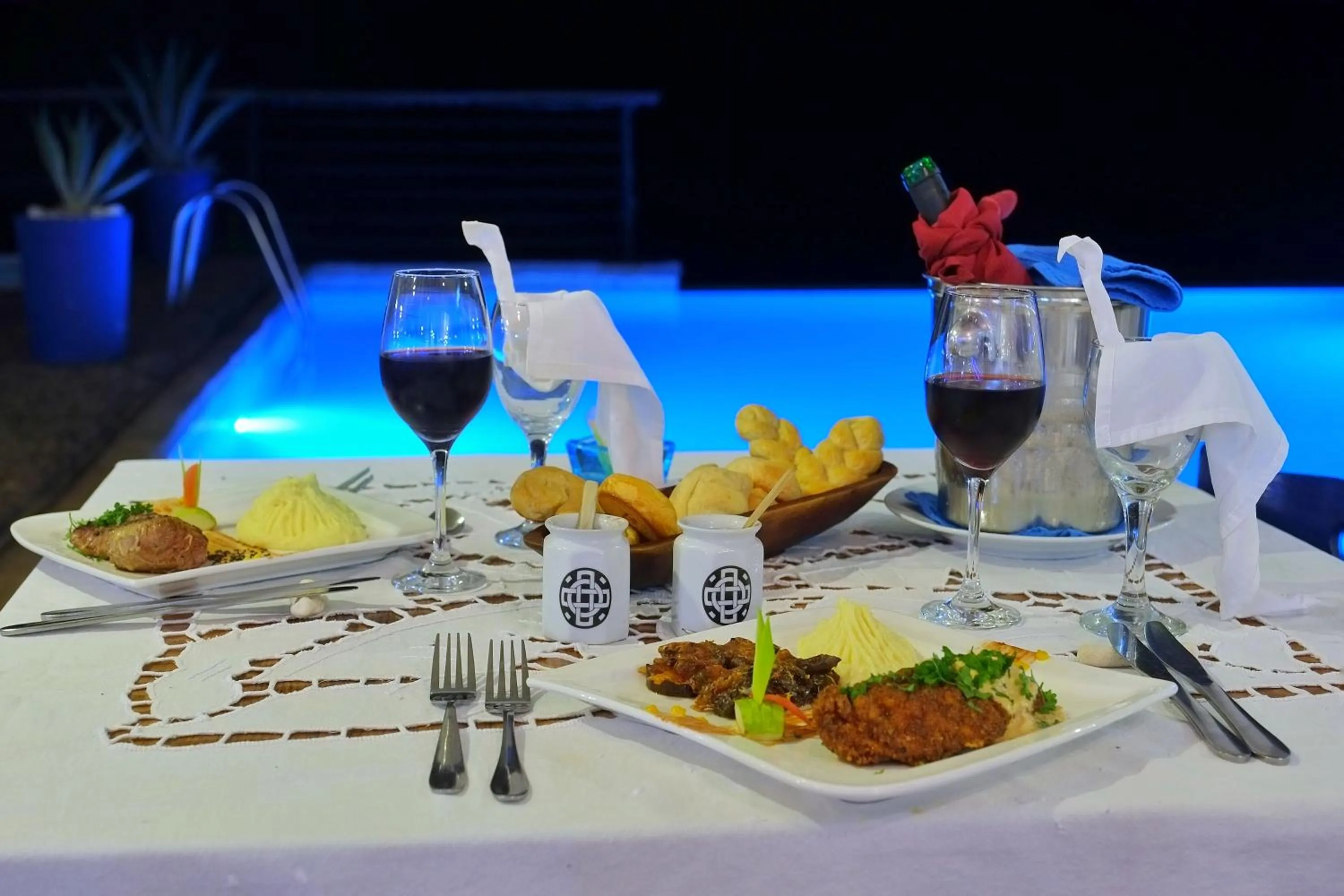 Restaurant/places to eat in Le Grand Bleu