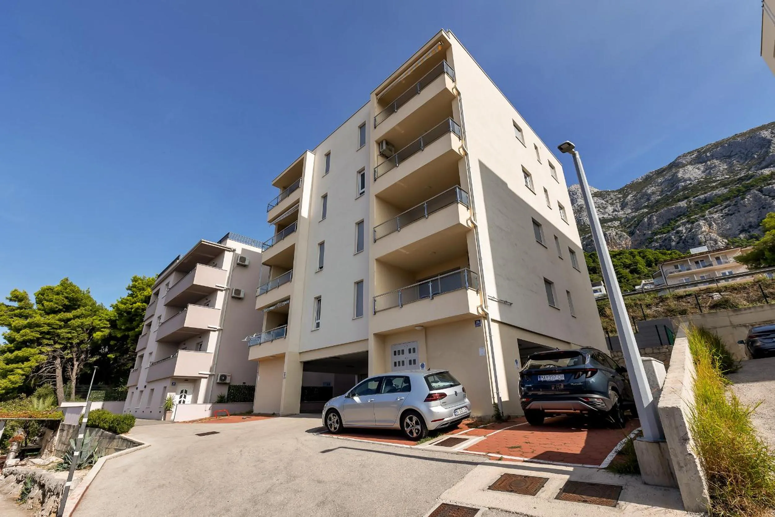Property building in Sea View Apartments Dammi with free parking