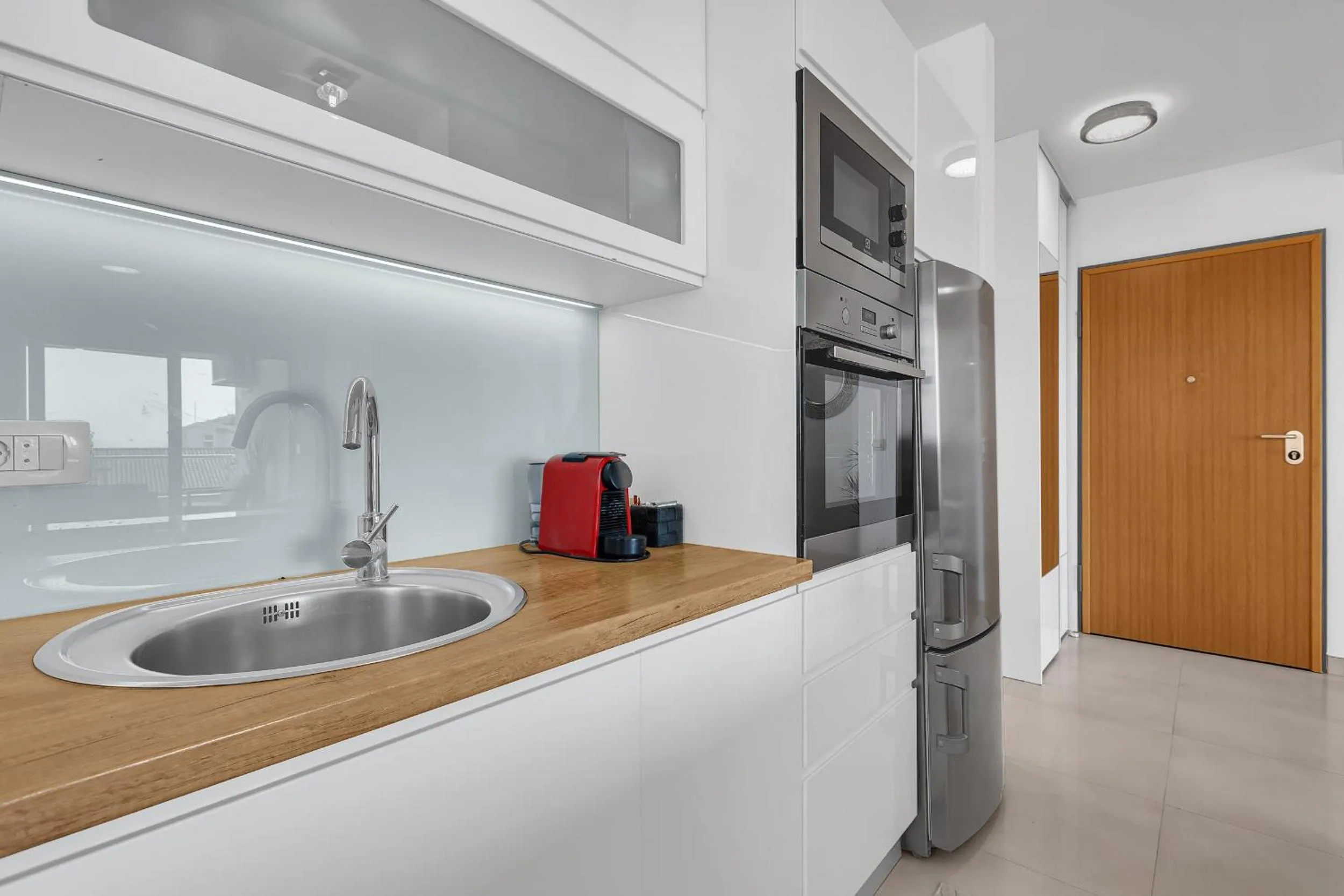 TV and multimedia in Sea View Apartments Dammi with free parking