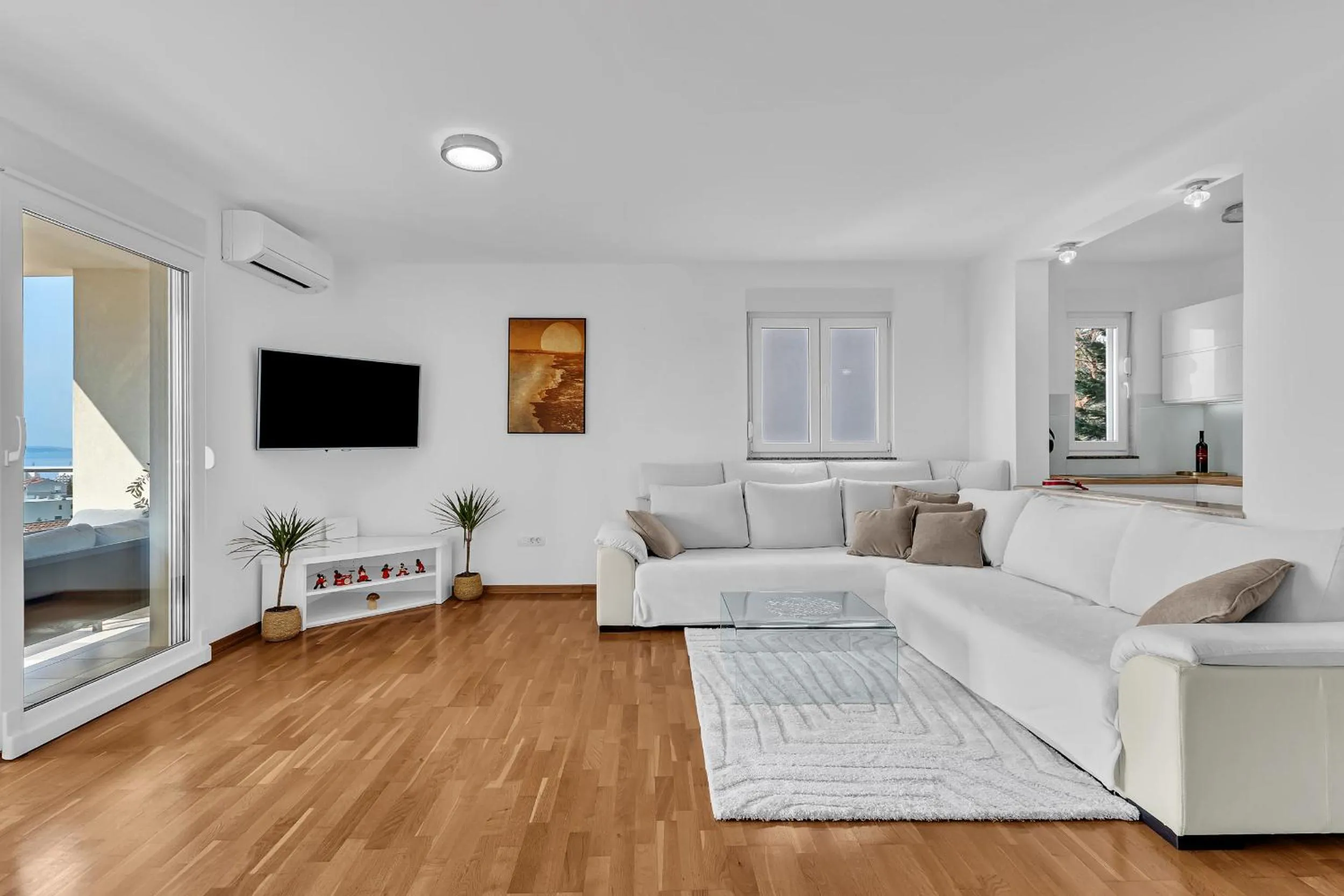 TV and multimedia in Sea View Apartments Dammi with free parking