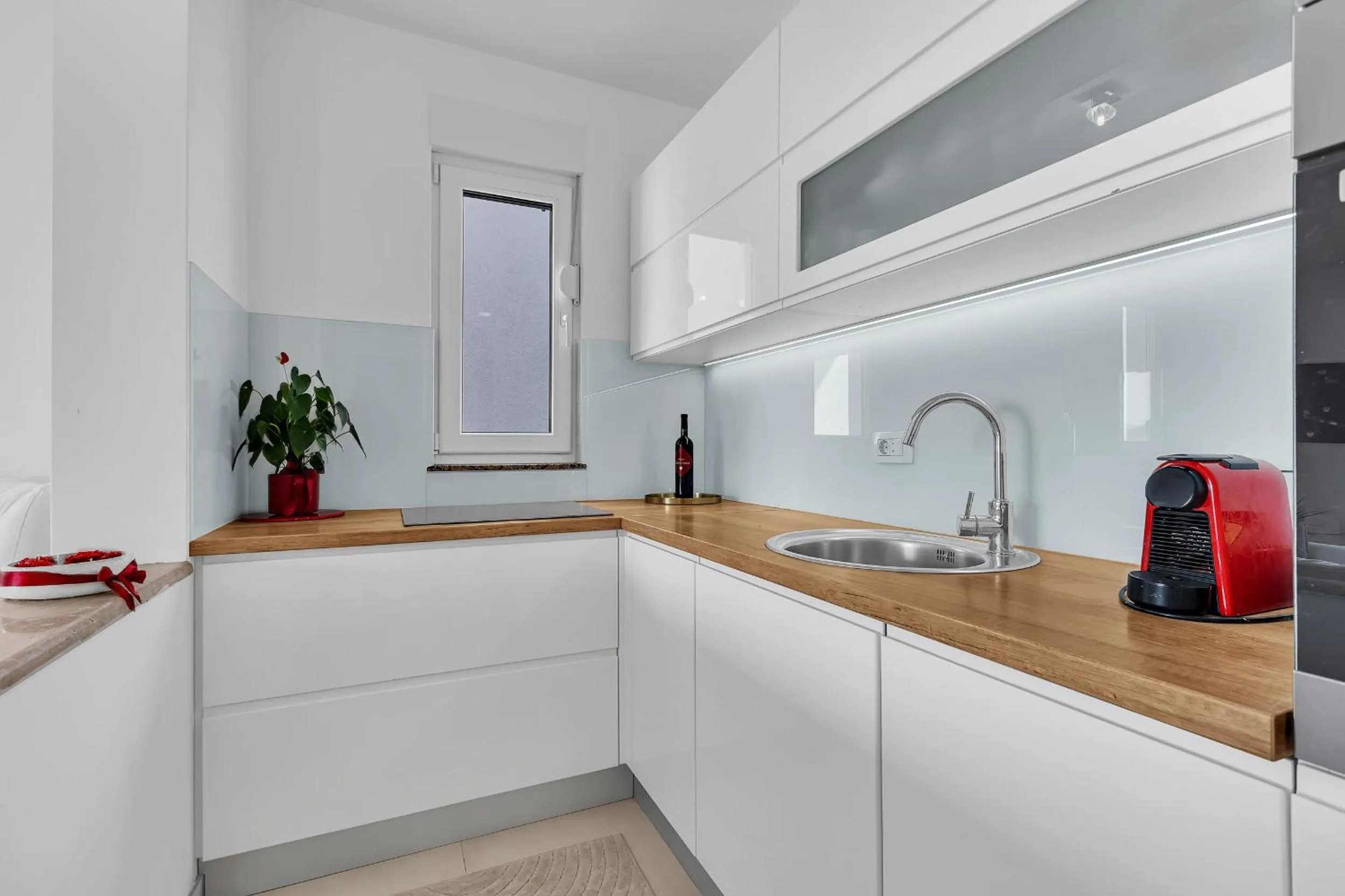 Coffee/tea facilities in Sea View Apartments Dammi with free parking