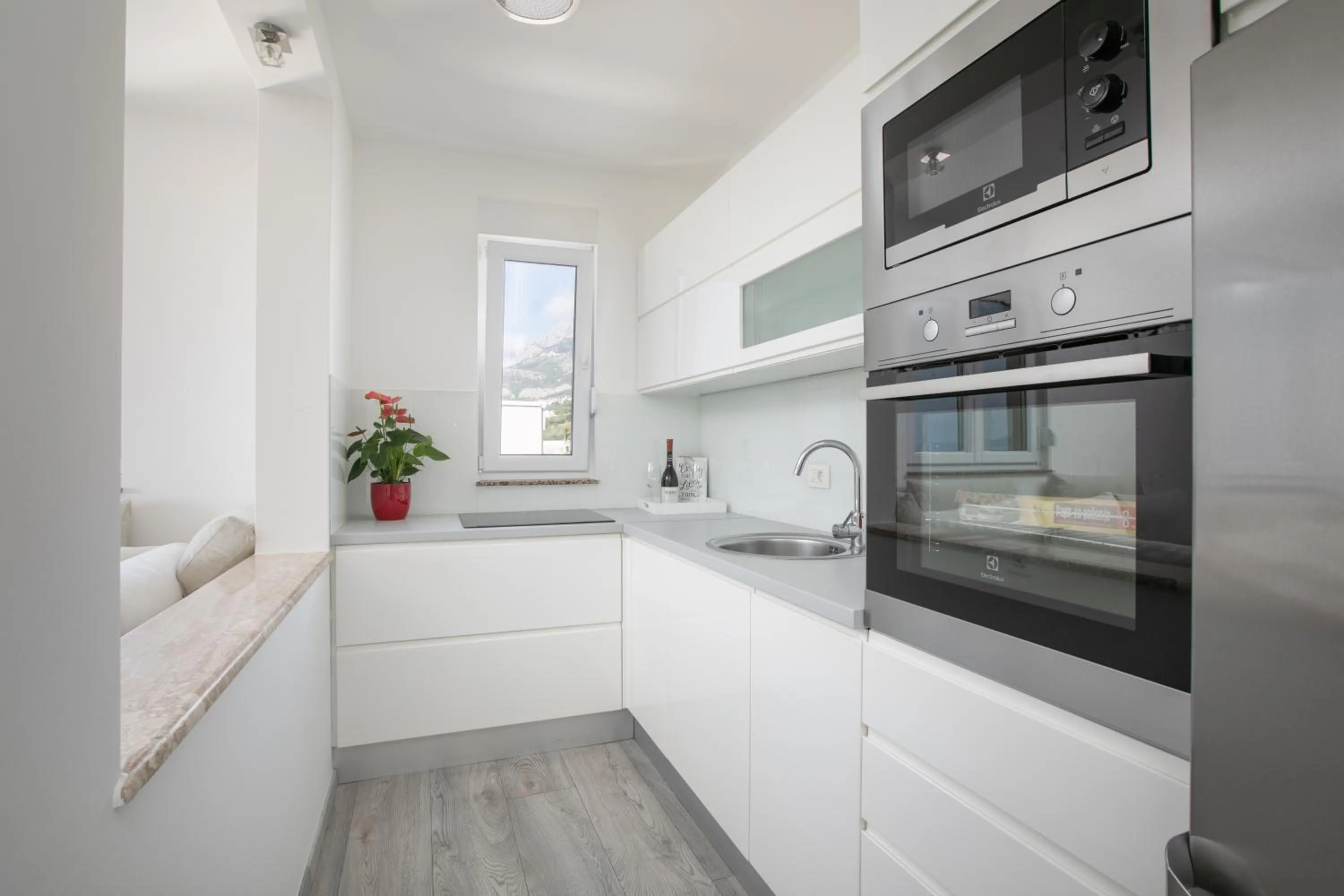 Mountain view in Sea View Apartments Dammi with free parking