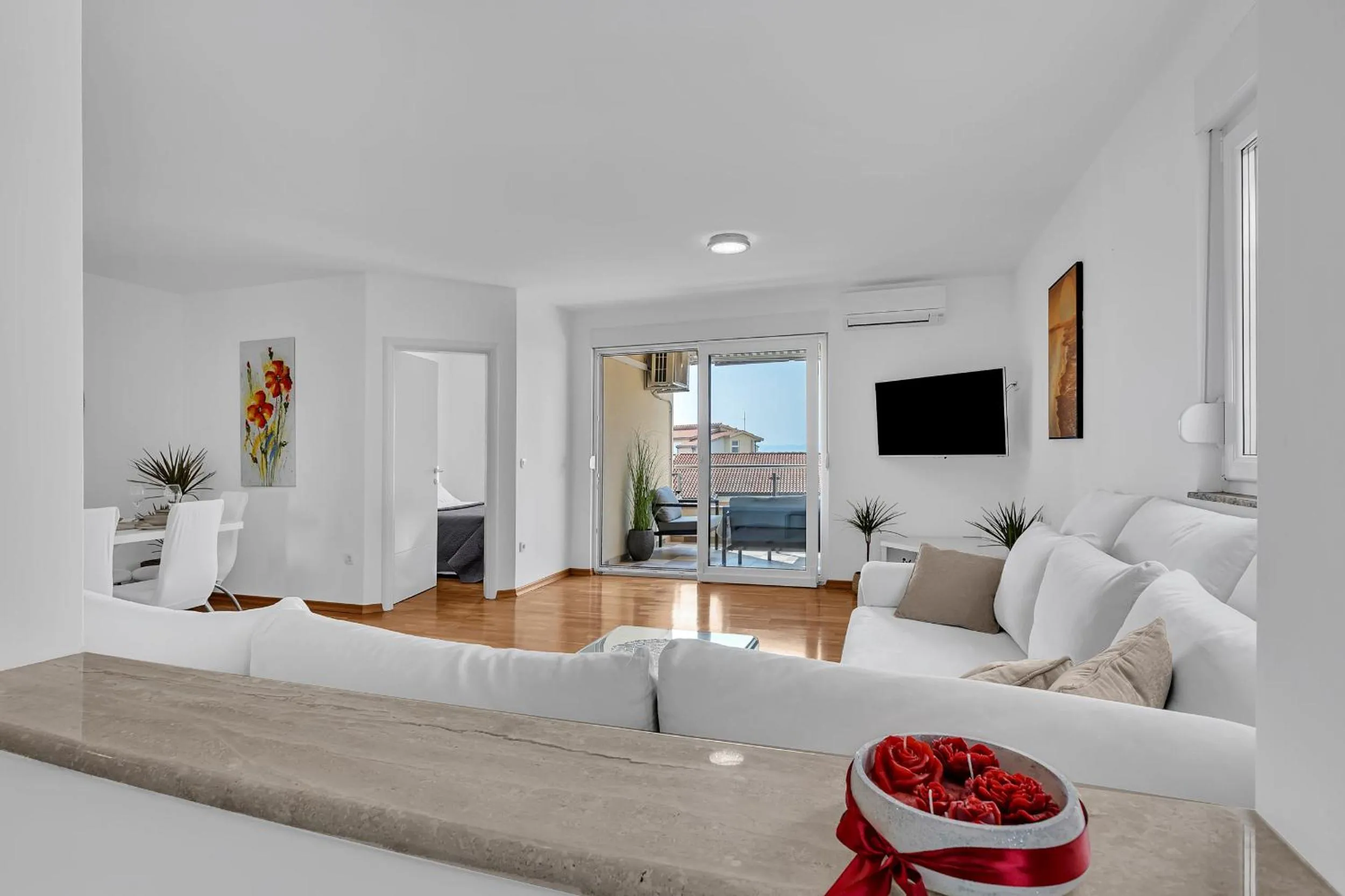 TV and multimedia in Sea View Apartments Dammi with free parking