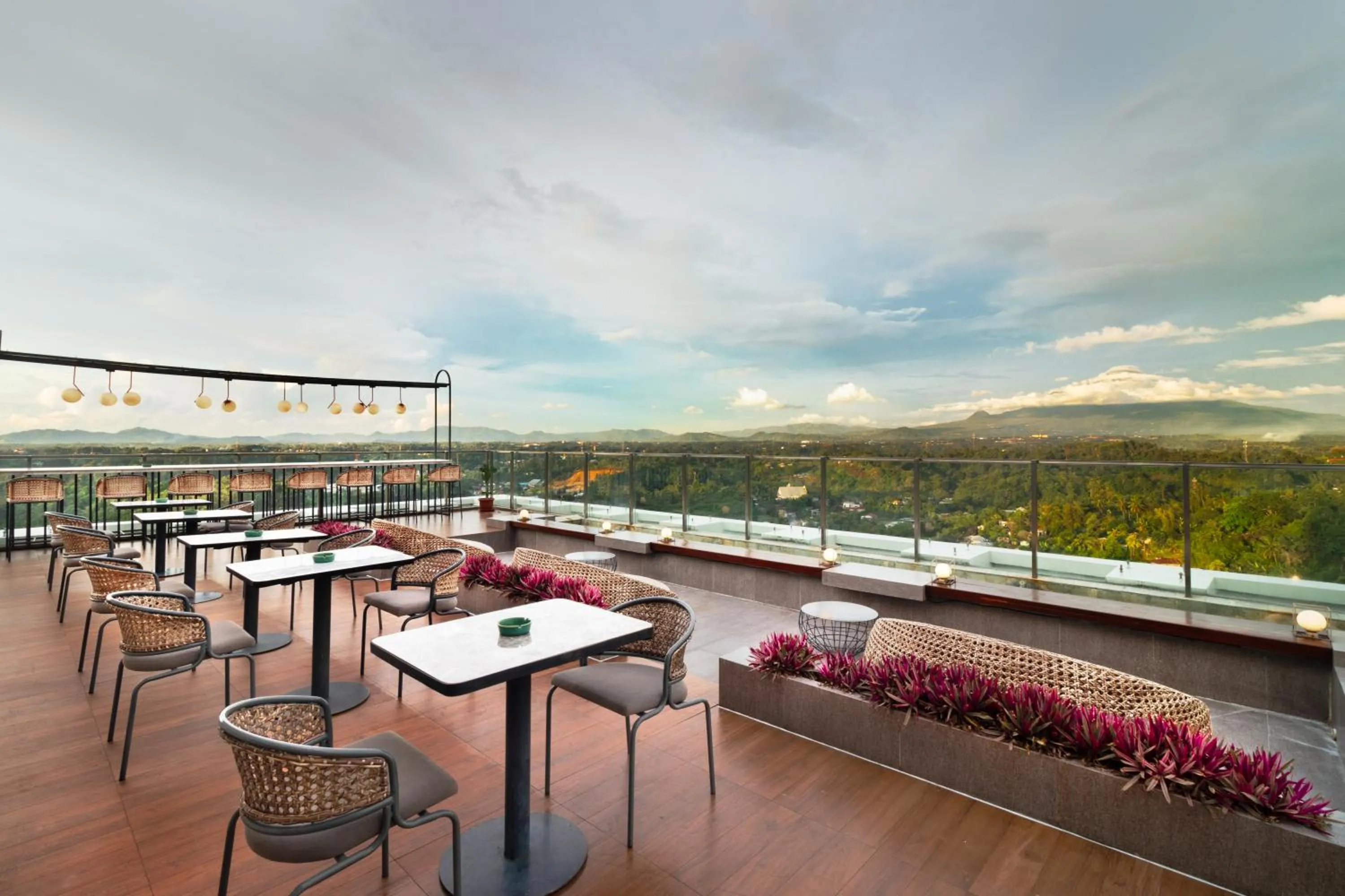 Lounge or bar in Luwansa Hotel and Convention Center Manado