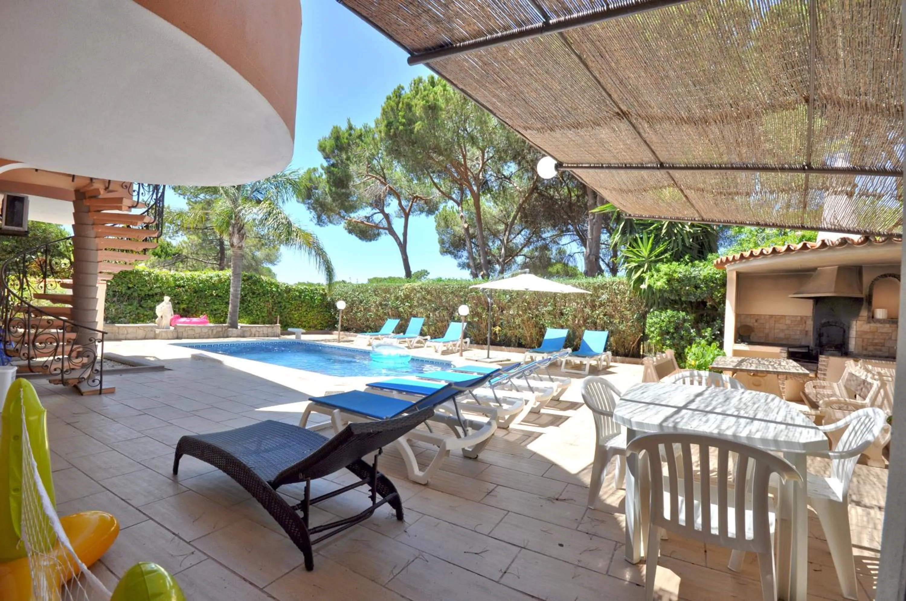 Spacious Retreat with Prime Location, Private pool, snooker, free AC Wifi