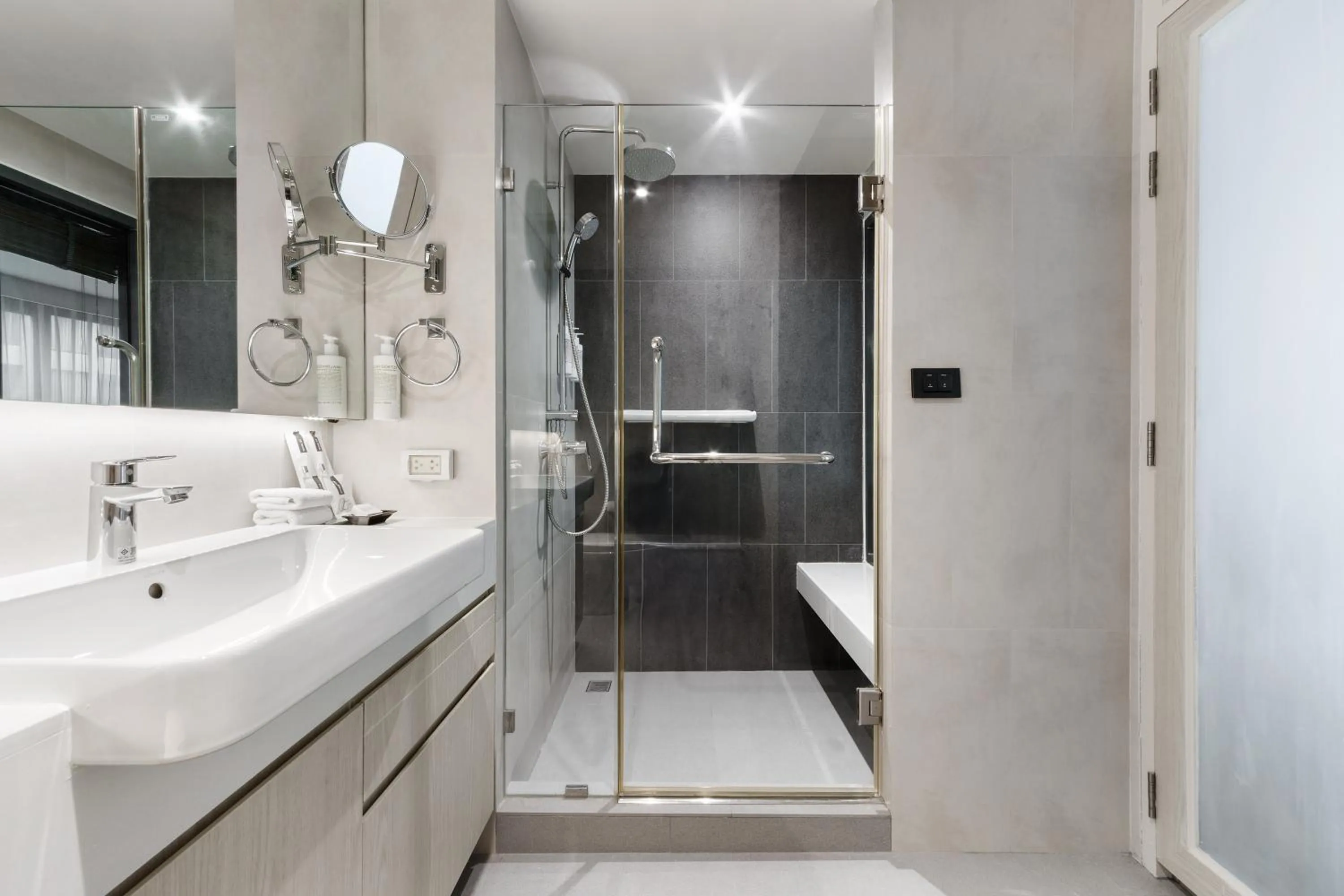 Bathroom in Bayphere Hotel Pattaya JC