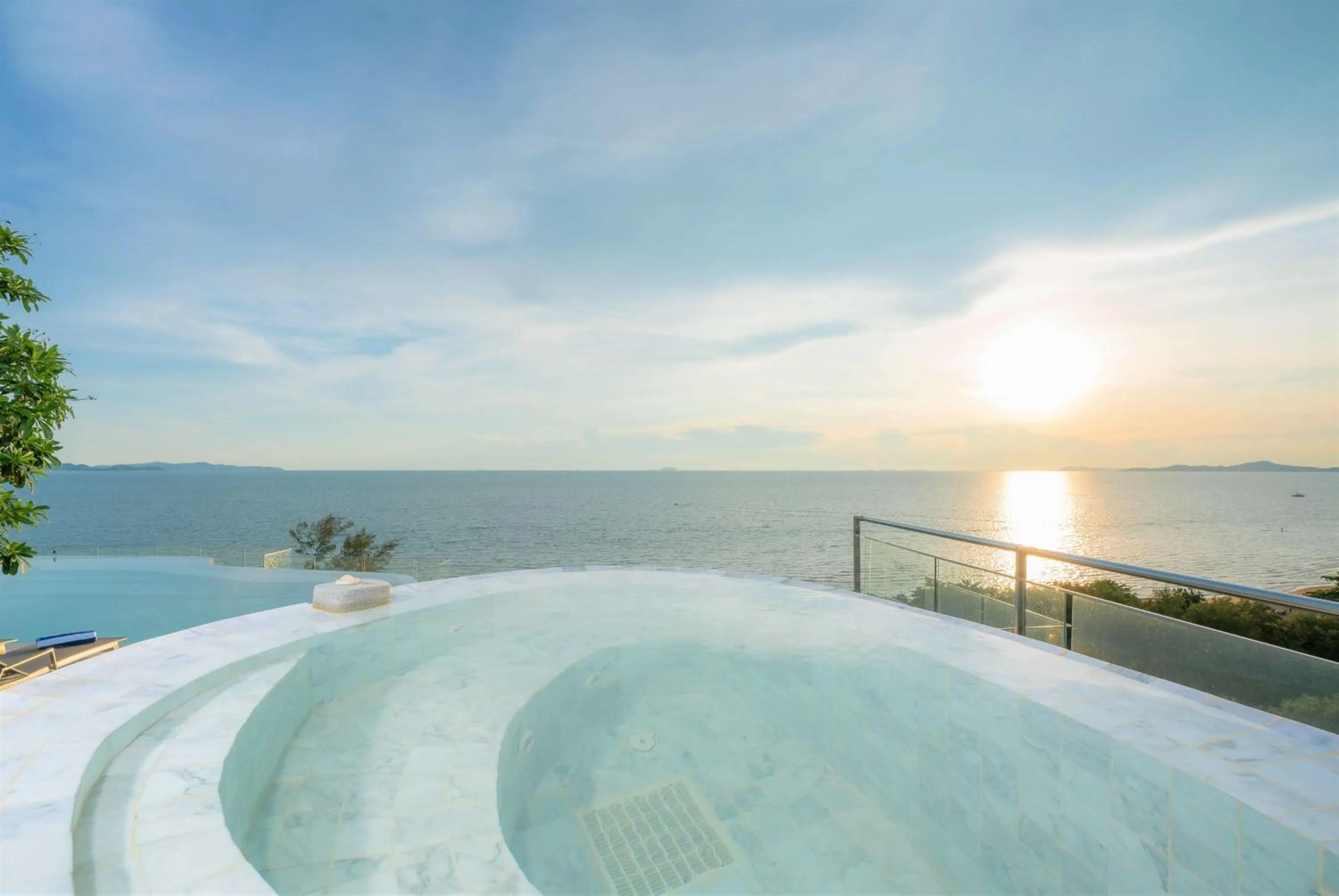 Swimming pool in Bayphere Hotel Pattaya JC