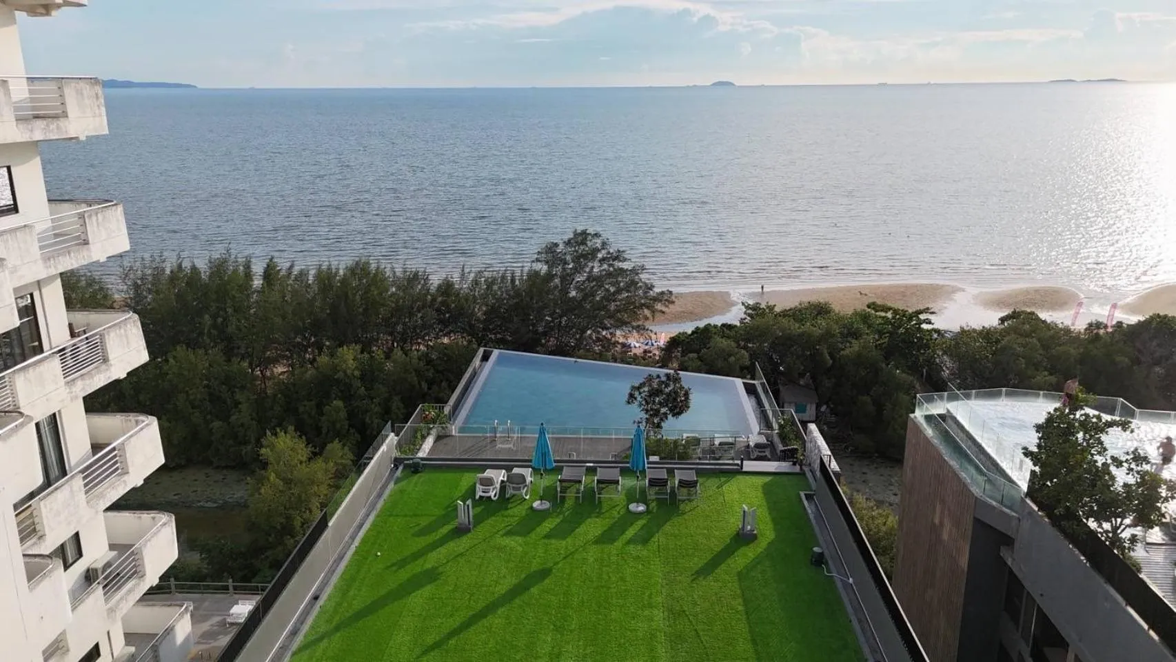 Swimming pool in Bayphere Hotel Pattaya JC