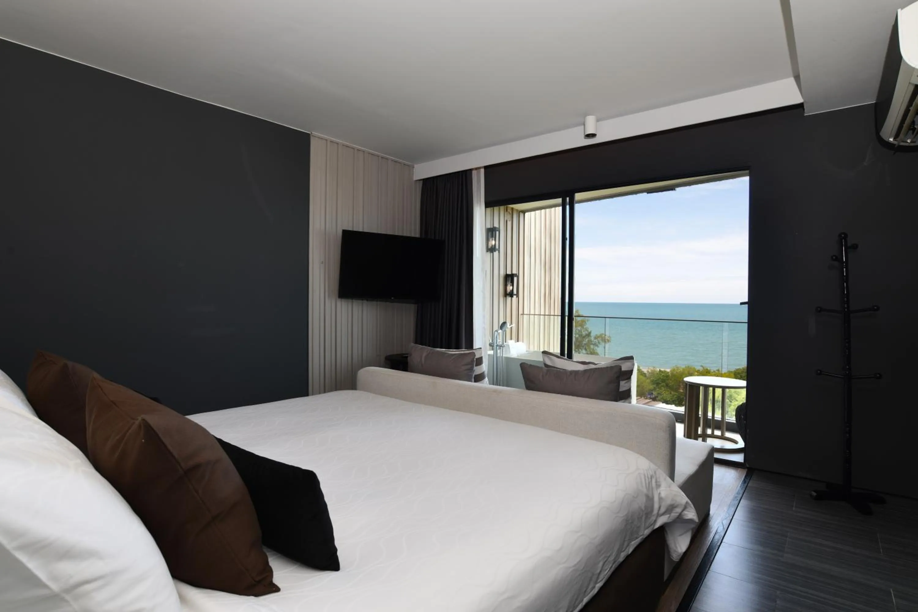 View (from property/room), Bed in Bayphere Hotel Pattaya JC