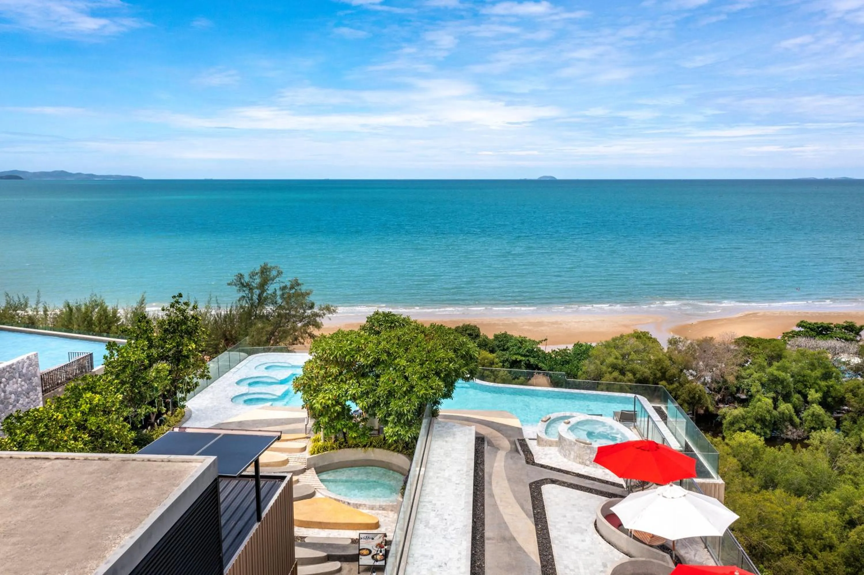 Swimming pool in Bayphere Hotel Pattaya JC