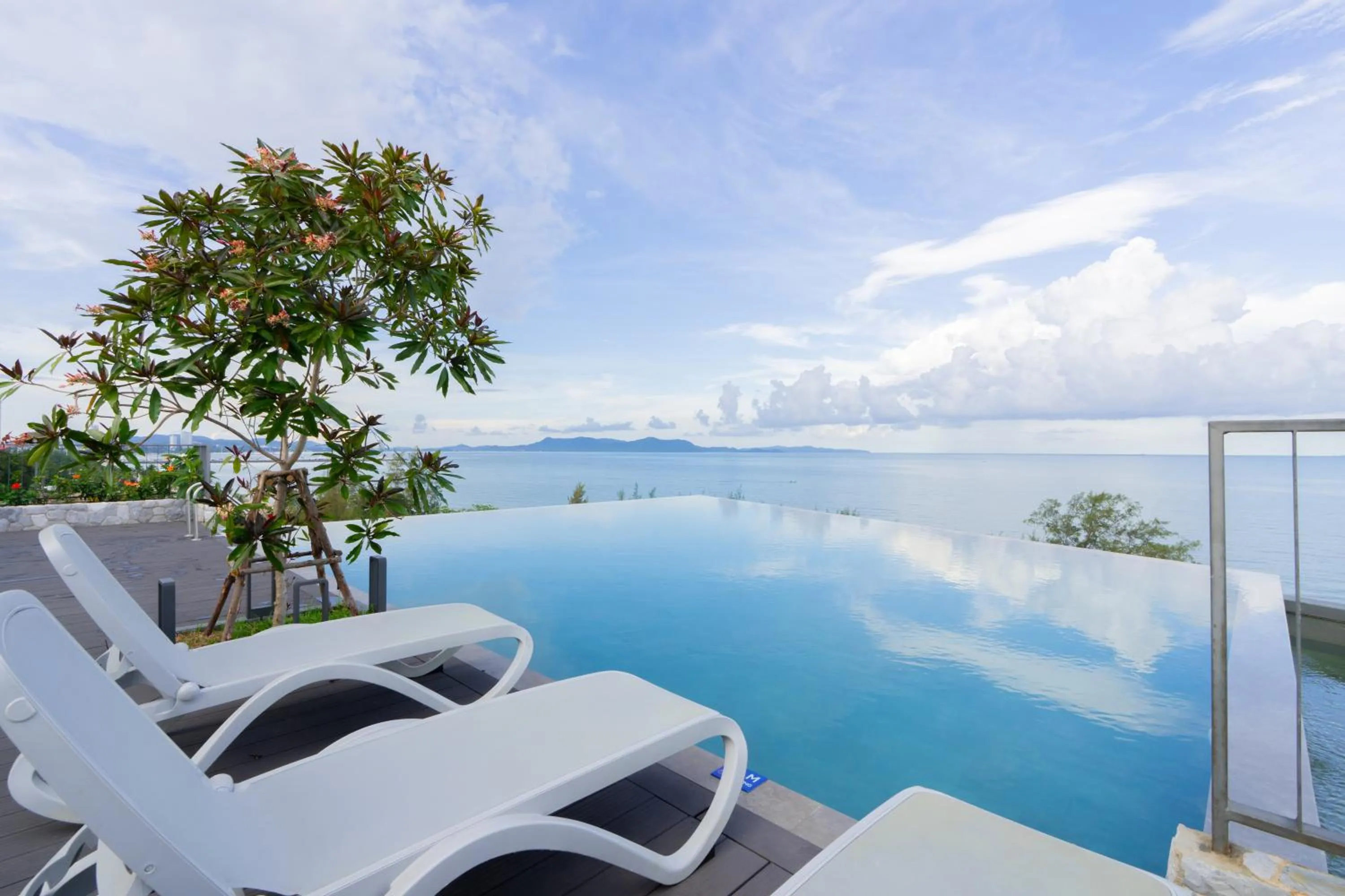 Swimming pool in Bayphere Hotel Pattaya JC