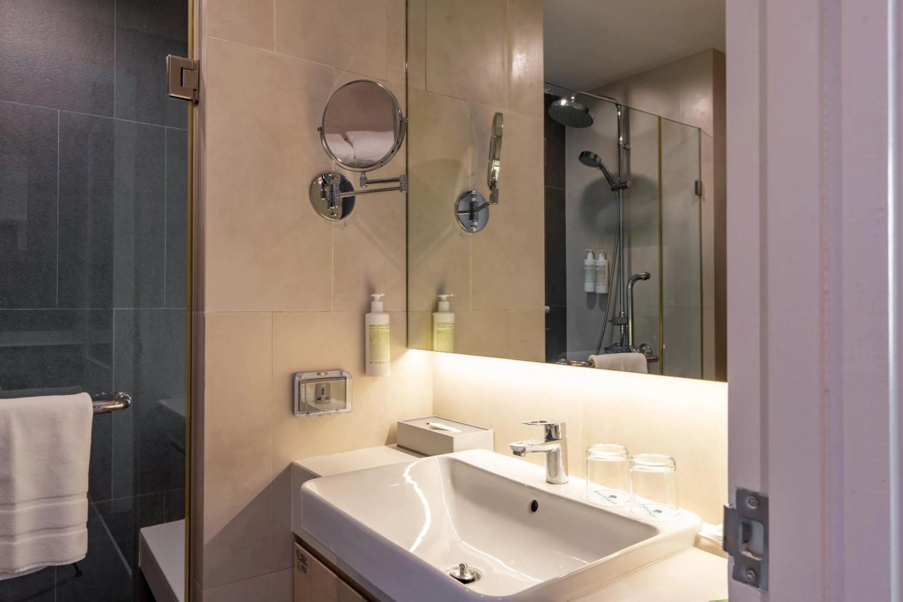 Bathroom in Bayphere Hotel Pattaya JC