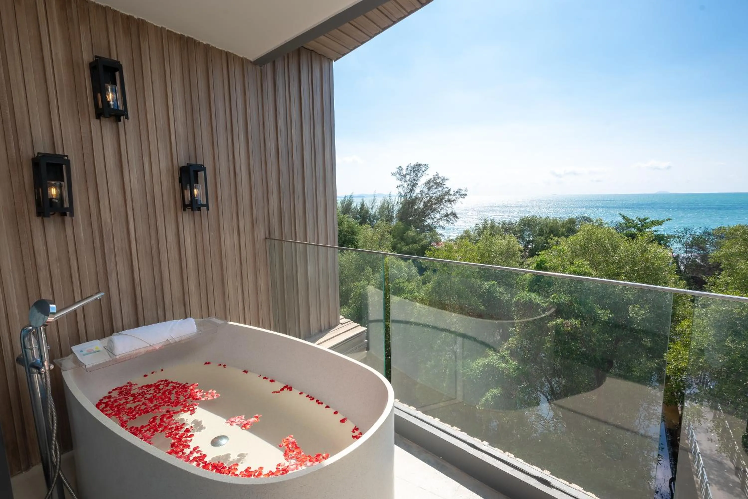 Bath in Bayphere Hotel Pattaya JC