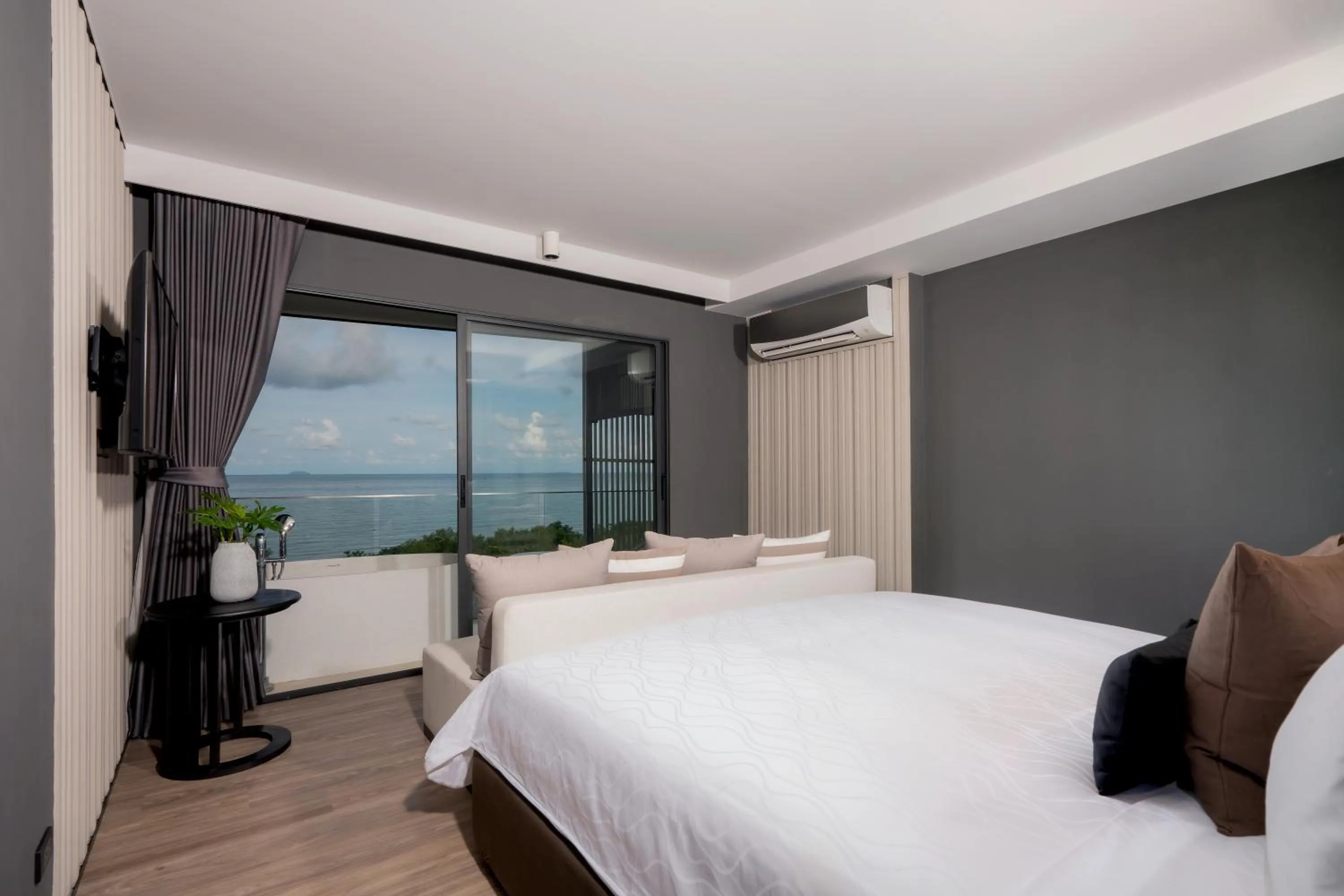View (from property/room), Bed in Bayphere Hotel Pattaya JC
