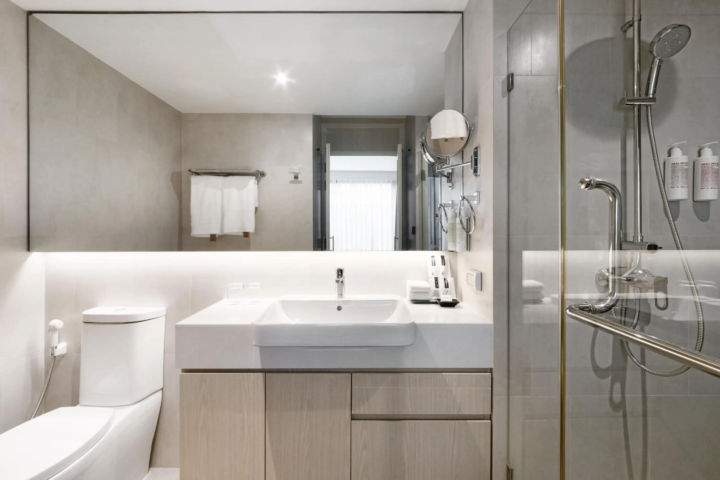 Toilet in Bayphere Hotel Pattaya JC