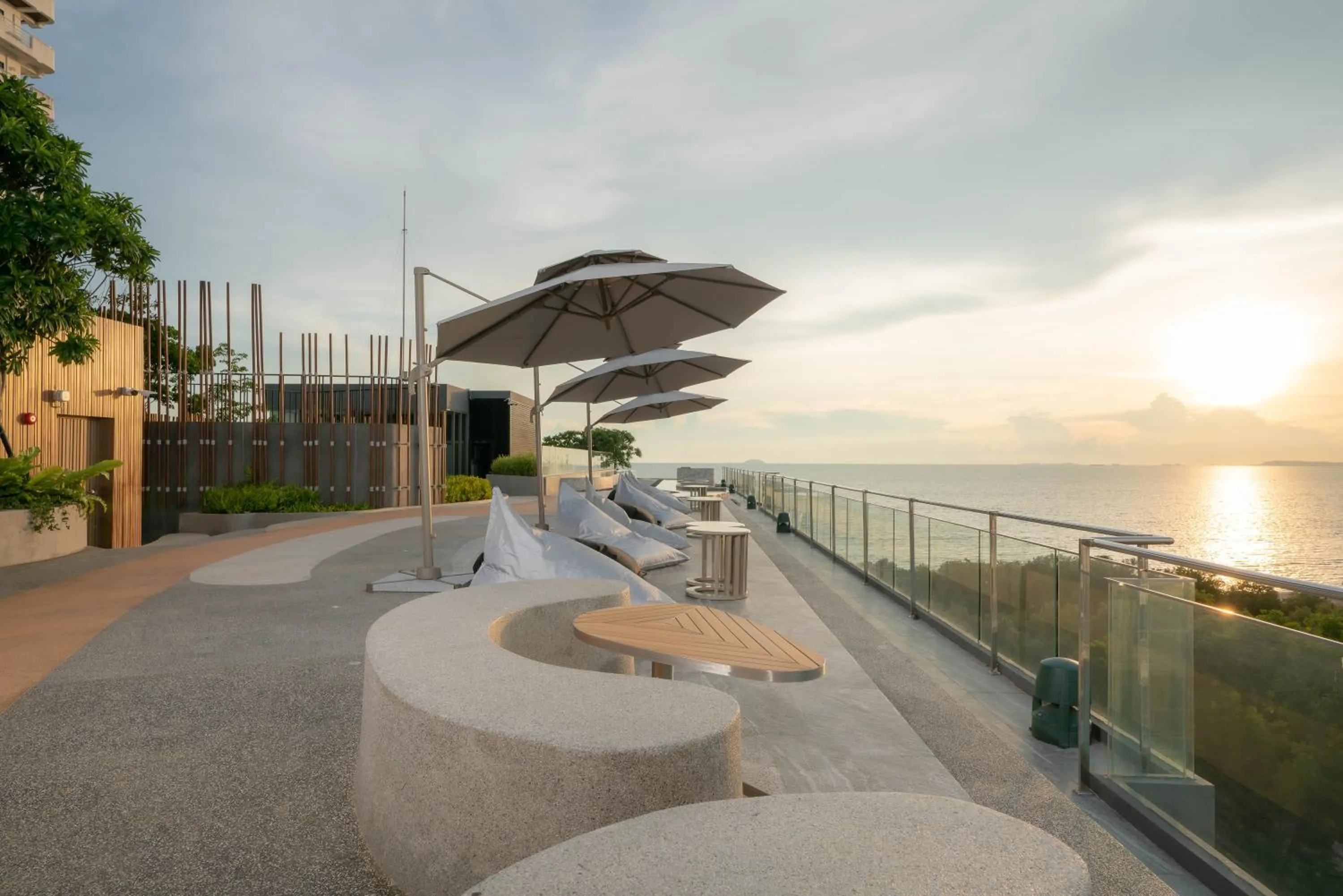 Restaurant/places to eat in Bayphere Hotel Pattaya JC