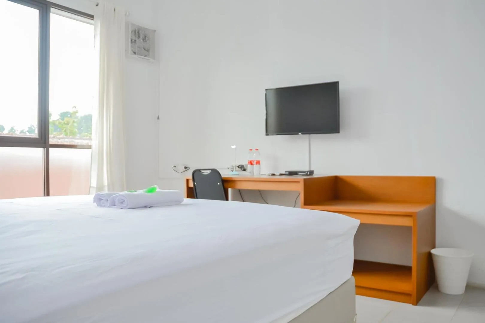 Bed in Bumi Ciboled Mitra RedDoorz near Gerbang Tol Pamulihan