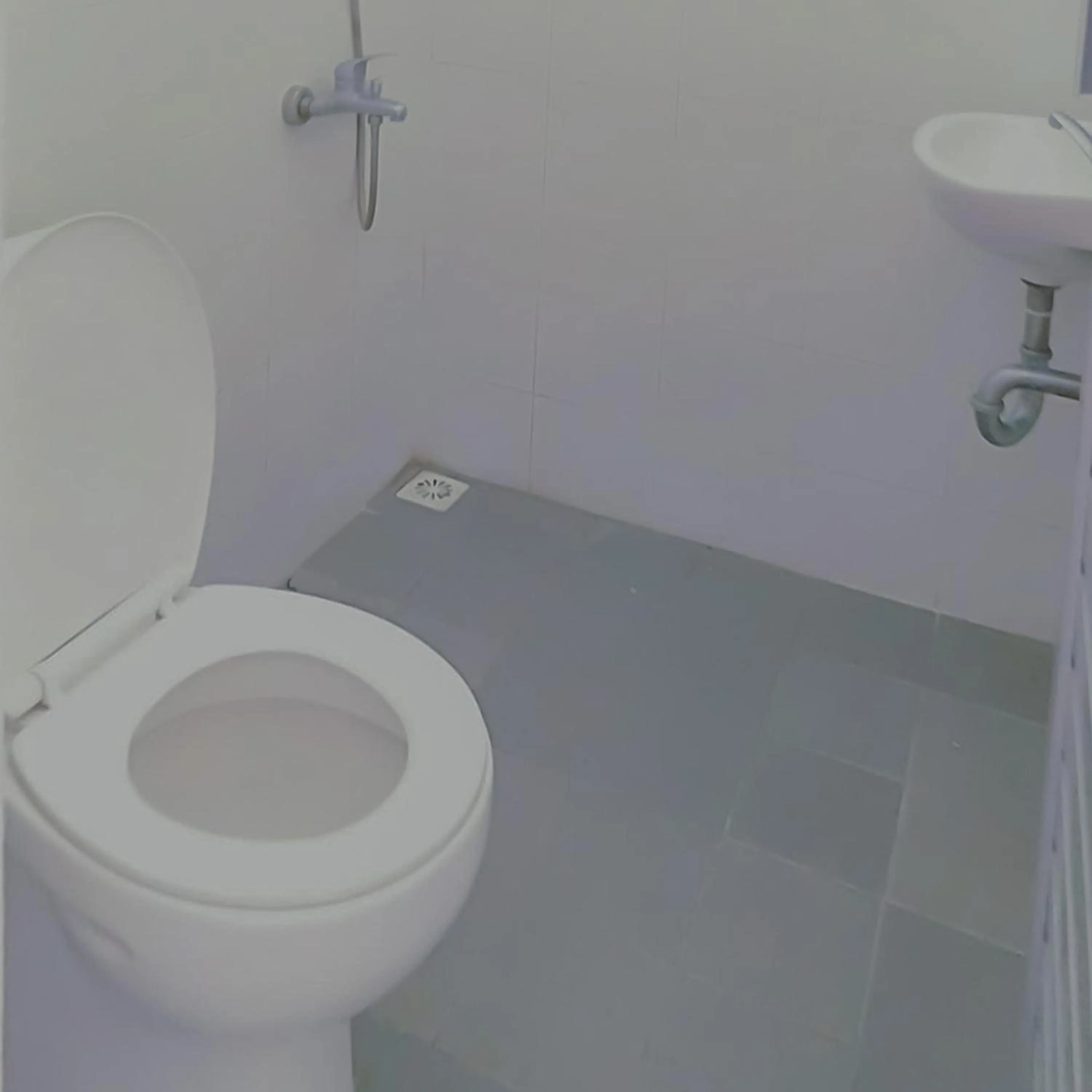 Toilet in Bumi Ciboled Mitra RedDoorz near Gerbang Tol Pamulihan