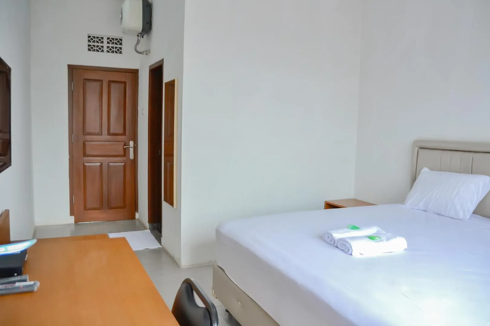 Bed in Bumi Ciboled Mitra RedDoorz near Gerbang Tol Pamulihan