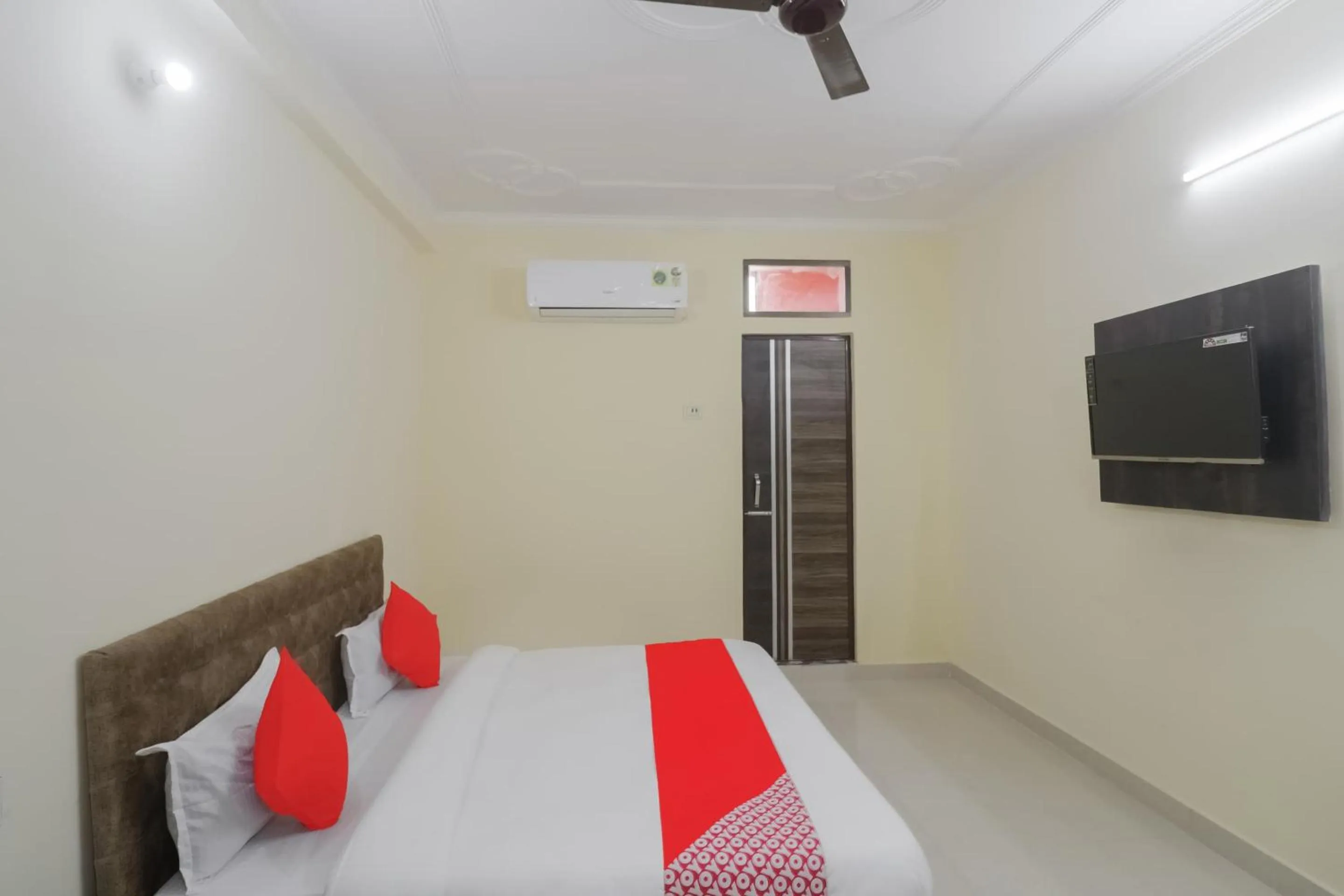 Lobby or reception, Bed in Hotel O by OYO R.K. INN