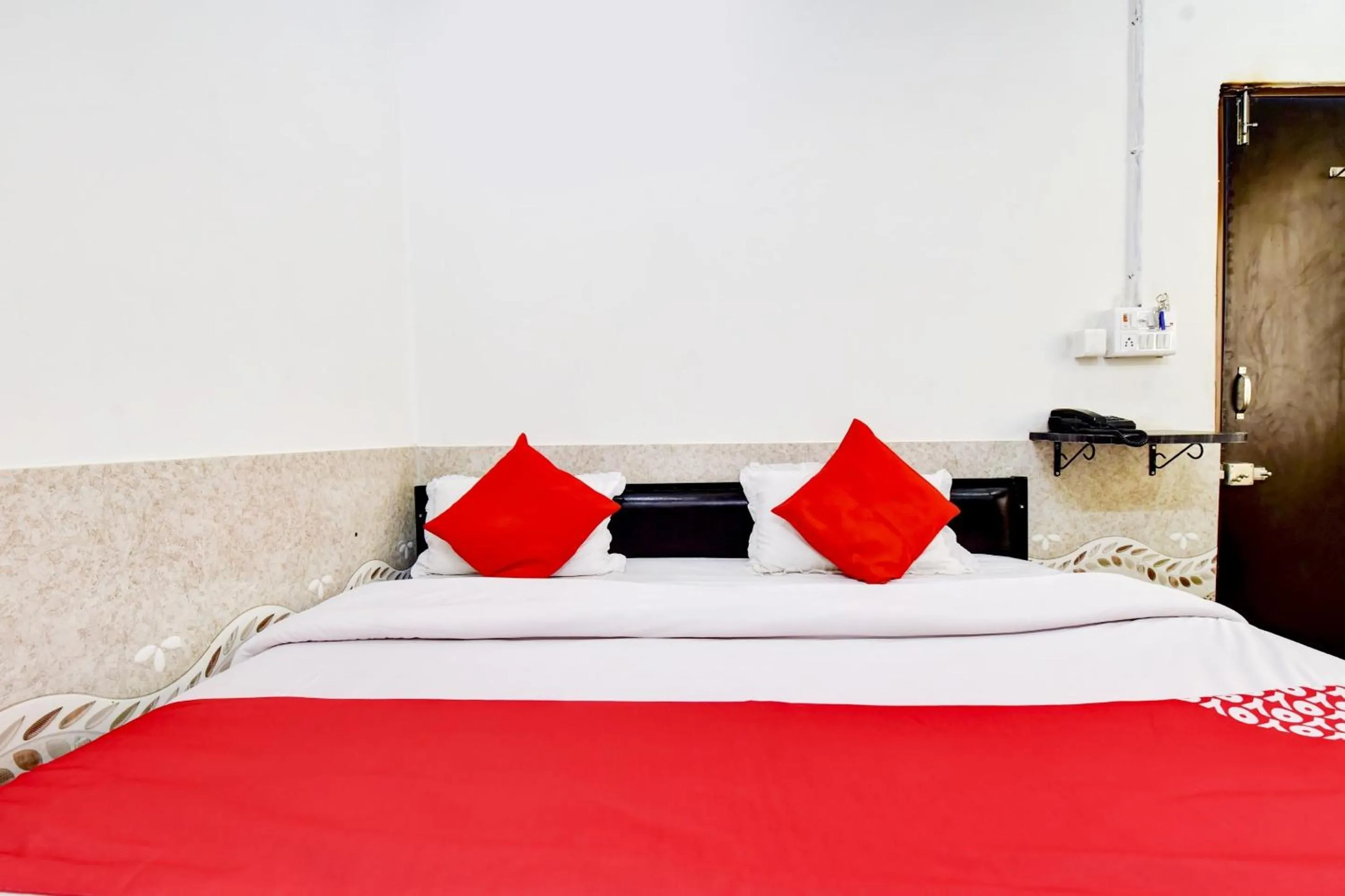 Bedroom, Bed in Hotel O Paradise Inn