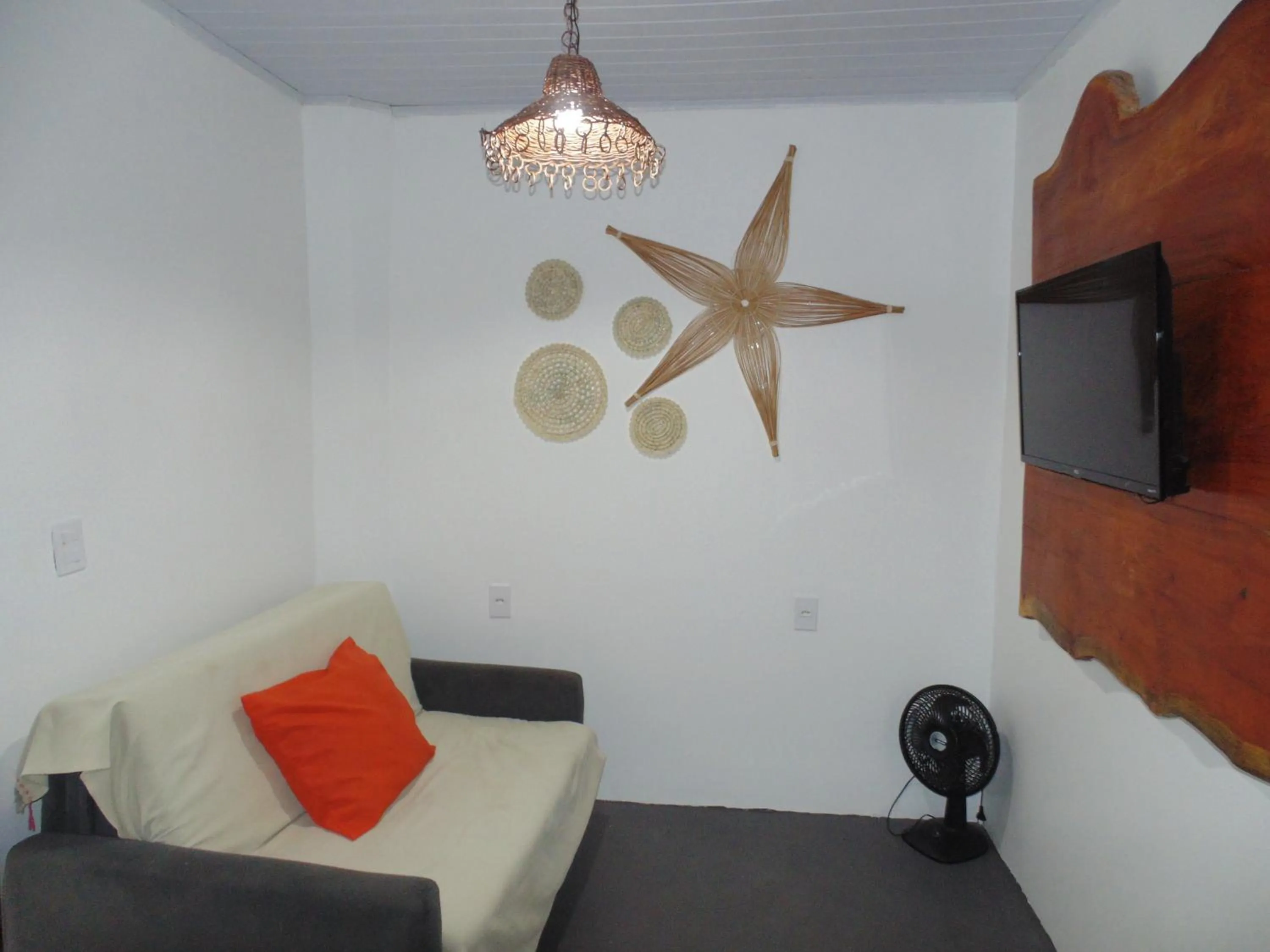 Communal lounge/ TV room in Chalé Palhano Beach