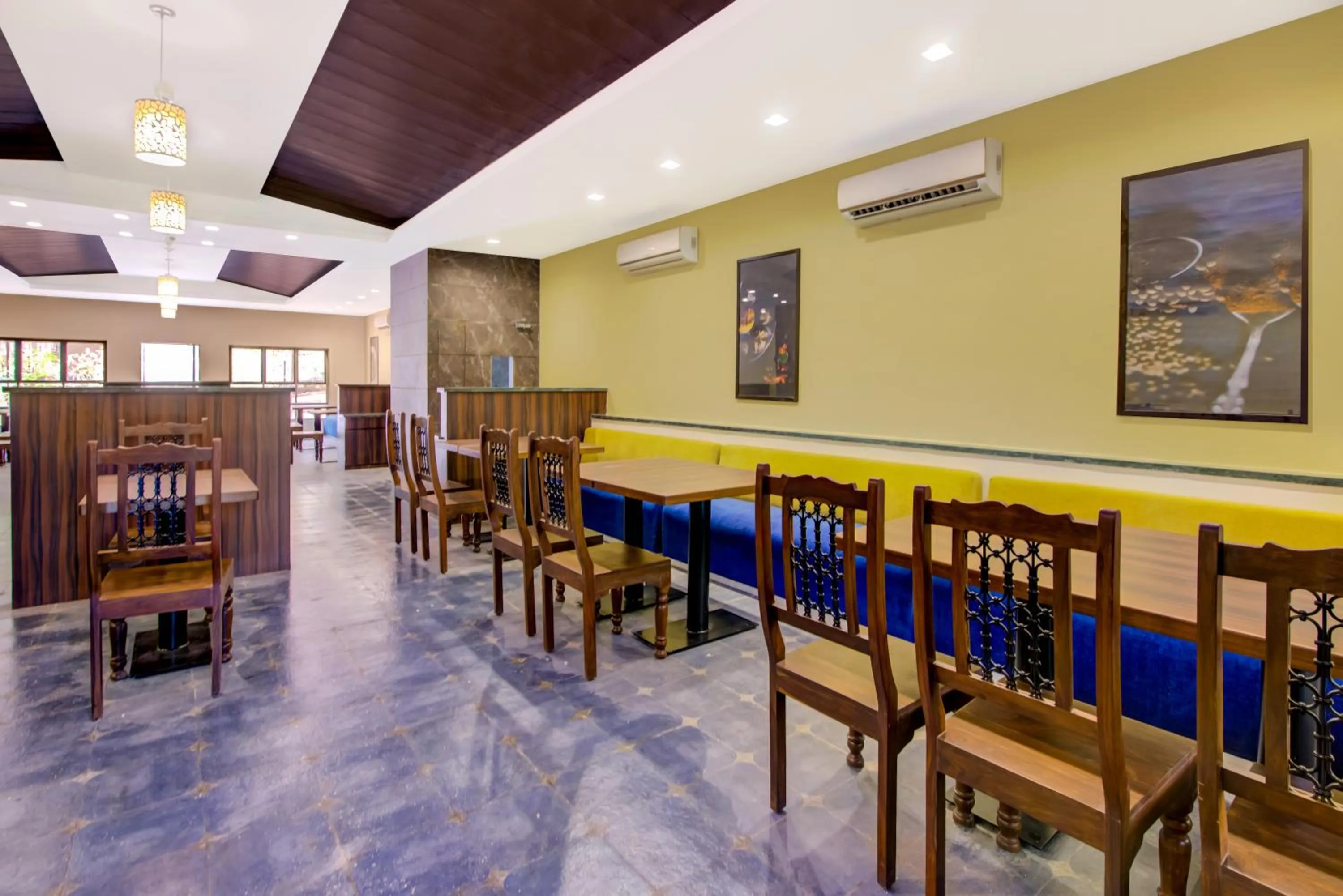 Restaurant/places to eat in Club Mahindra Netrang