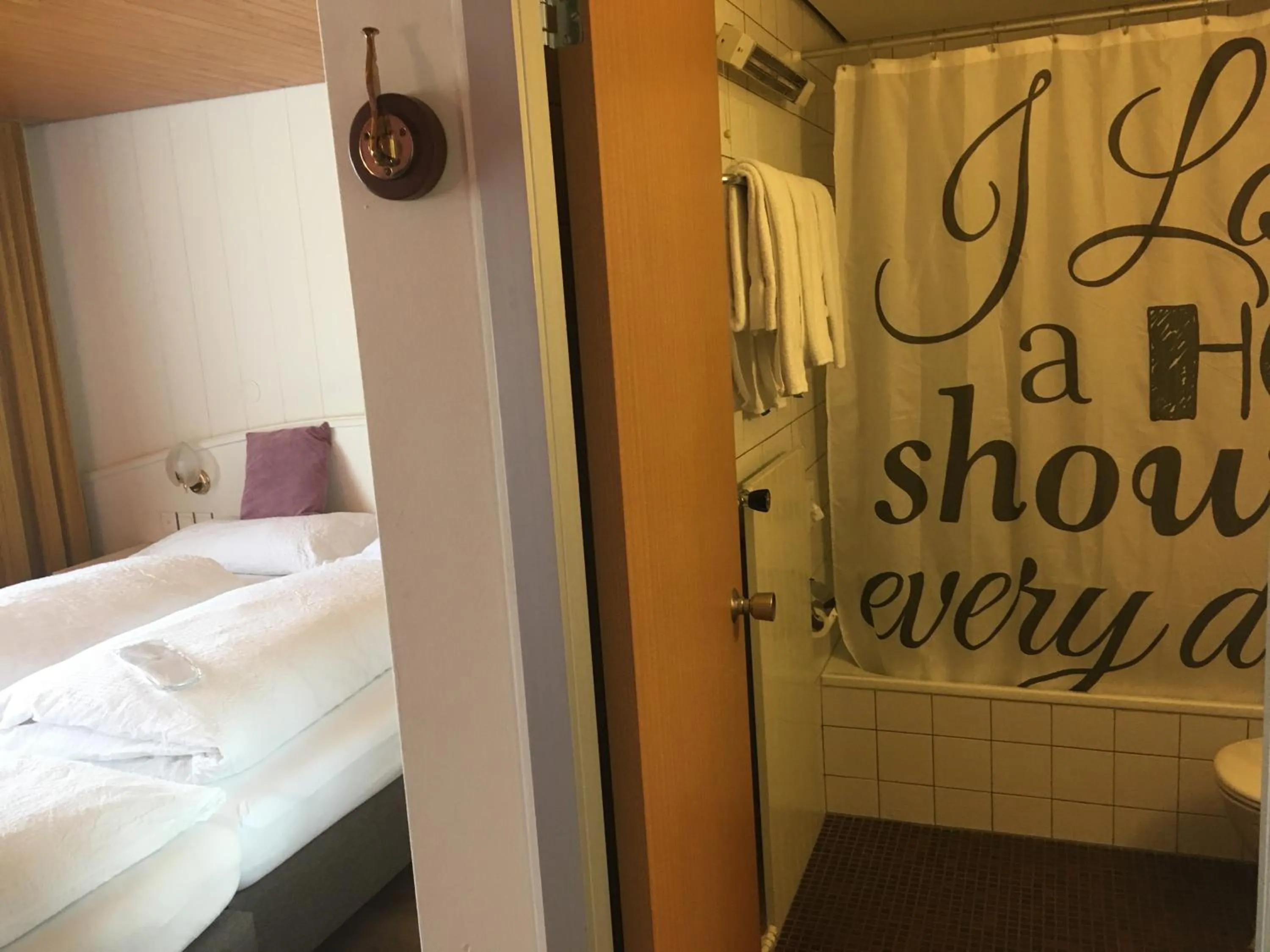 Bathroom, Bed in Hotel Garni Rösslipost