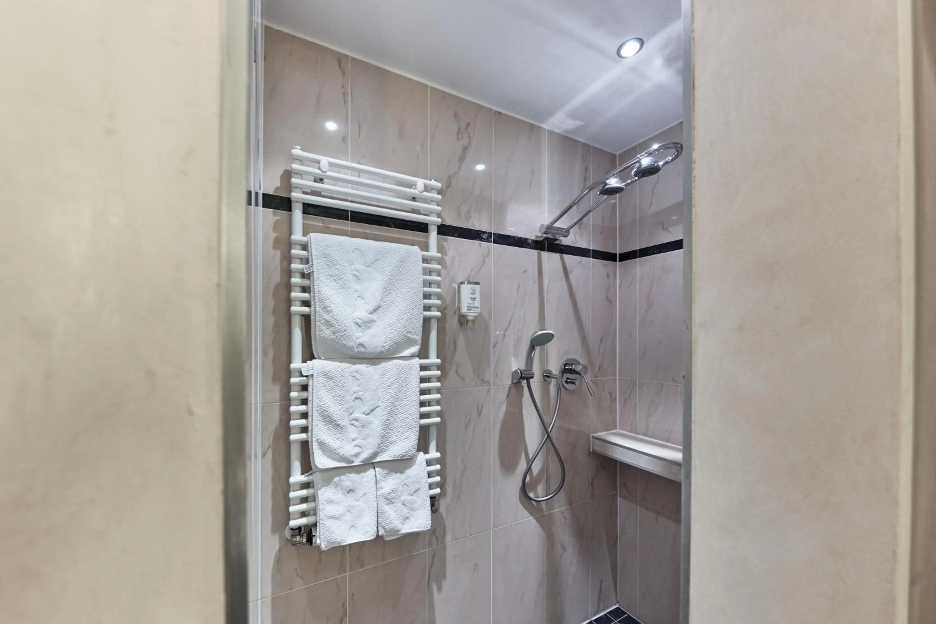 Bathroom in Zum Roten Bären