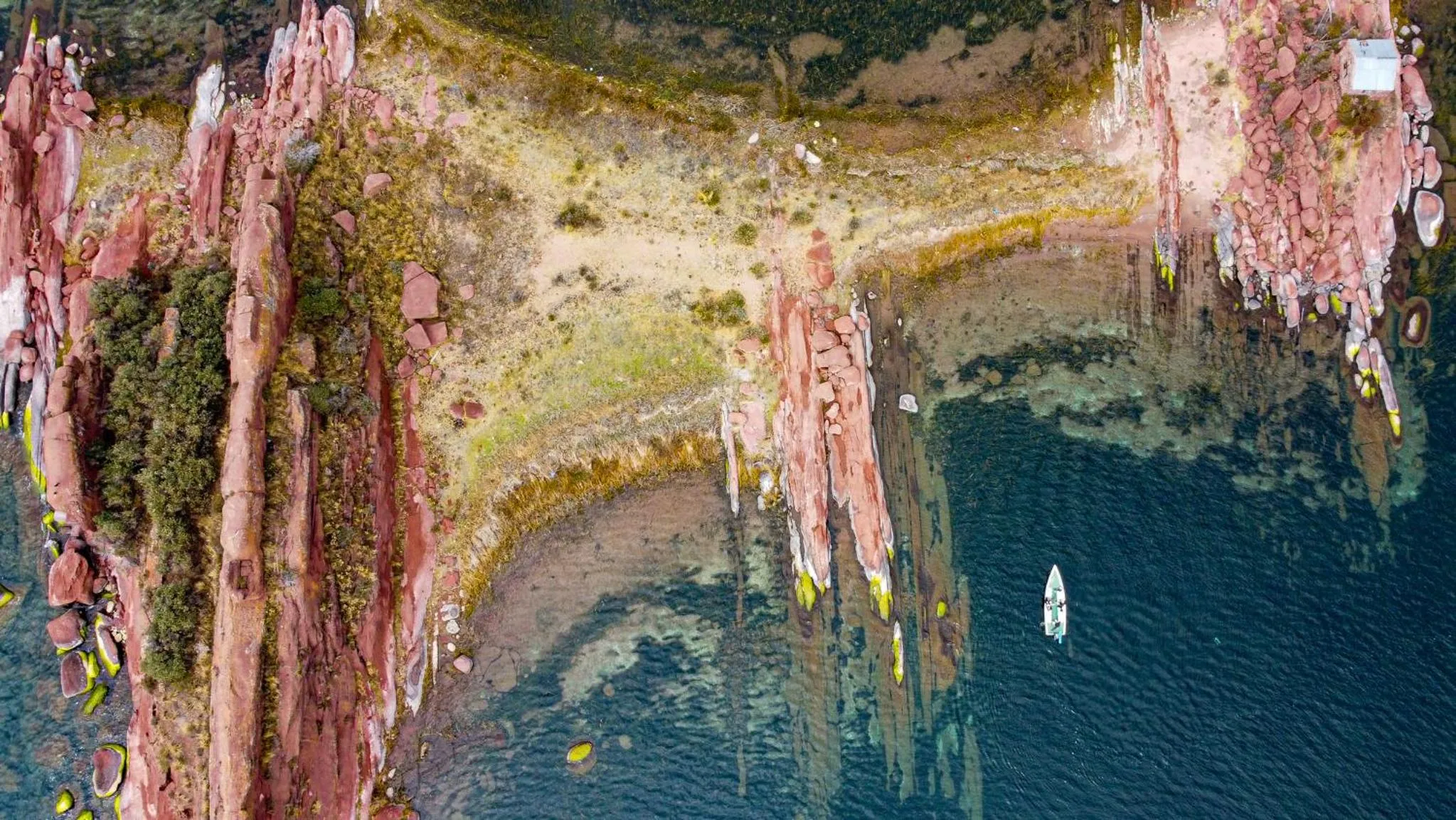 Property building in Titilaka by Andean