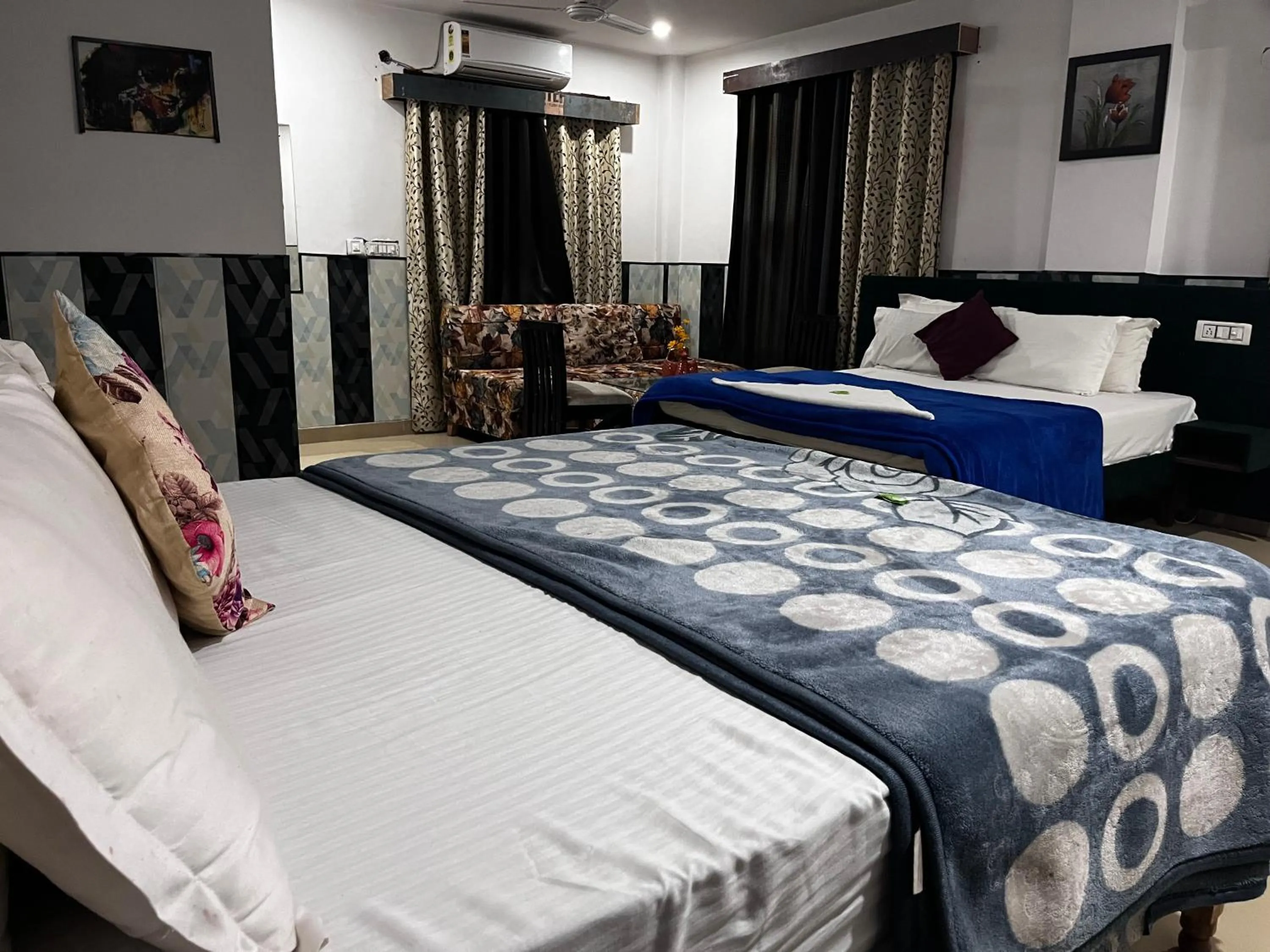 Photo of the whole room, Bed in Hotel Green