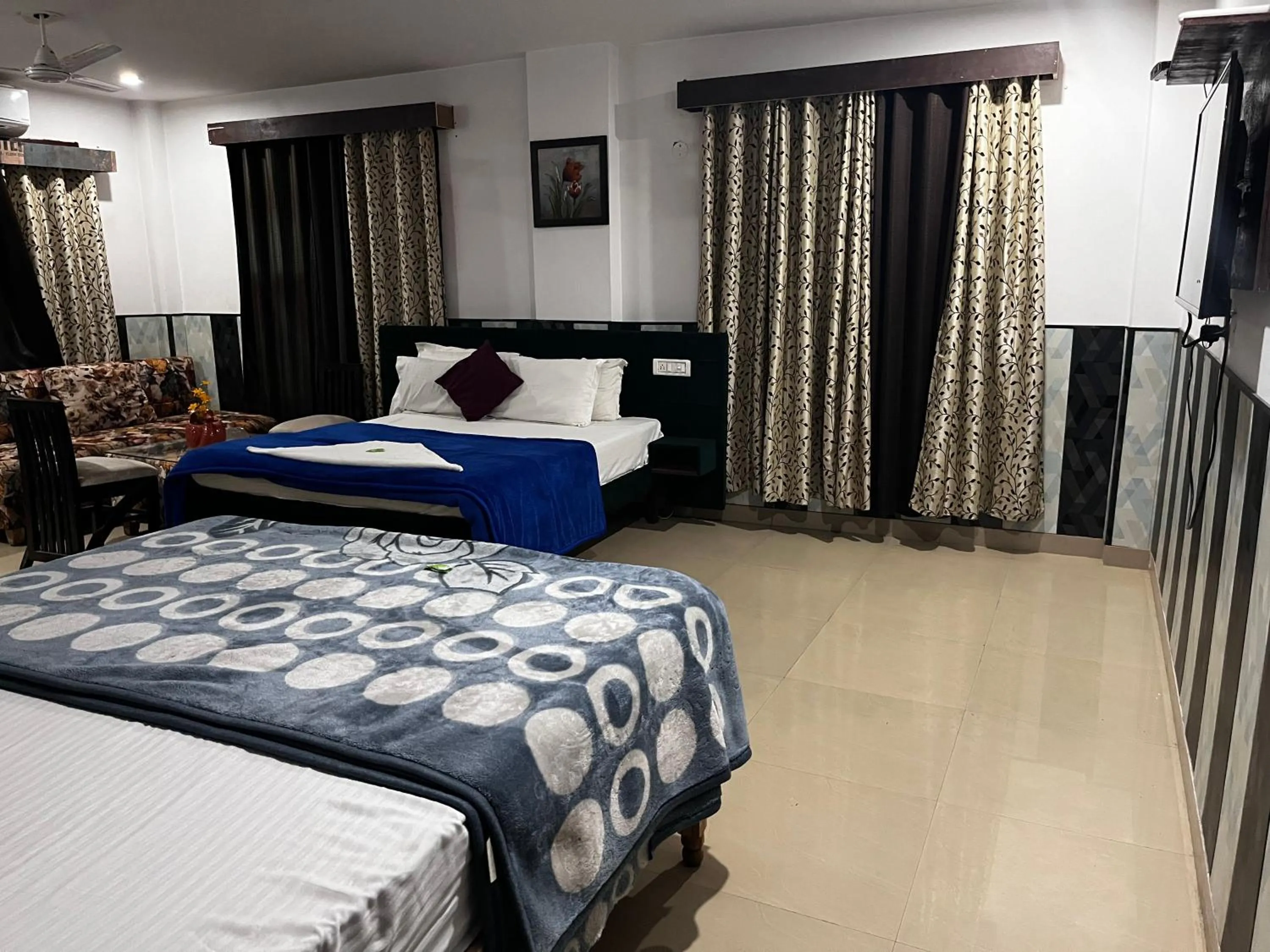 Photo of the whole room, Bed in Hotel Green