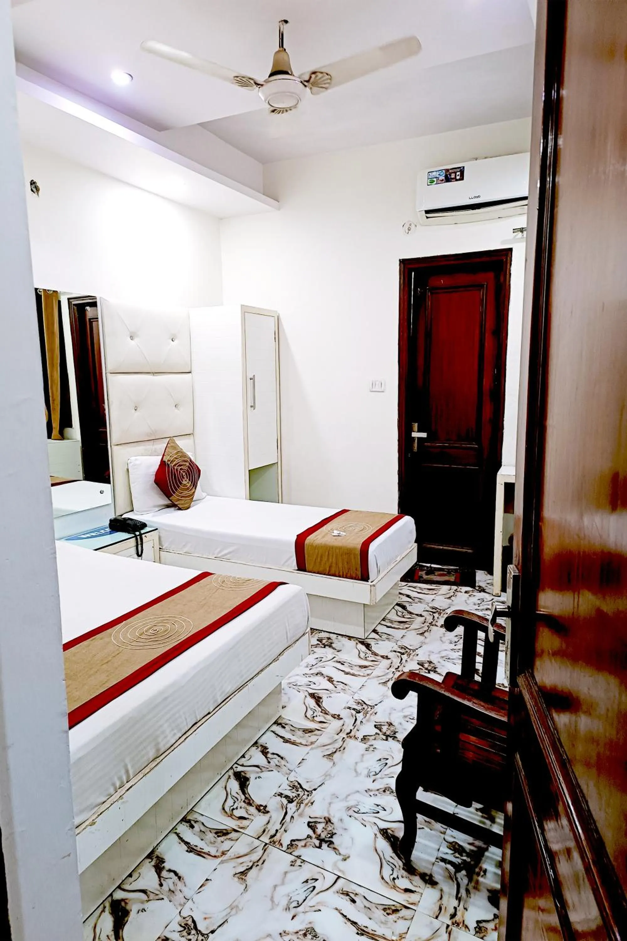 Bedroom, Bed in Hotel Crystal Deluxe at New Delhi Railway Station
