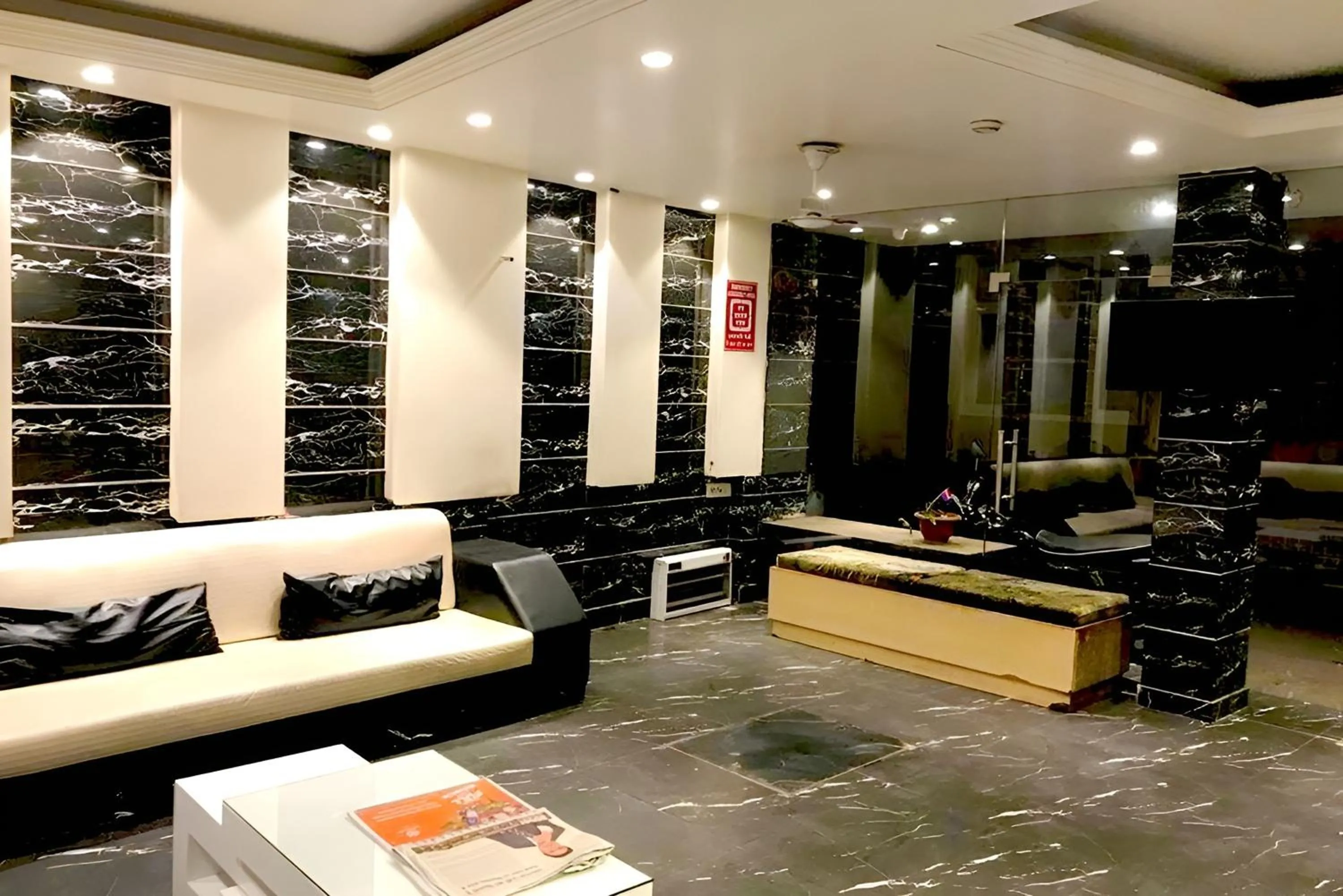 Lobby or reception, Bed in Hotel Crystal Deluxe at New Delhi Railway Station