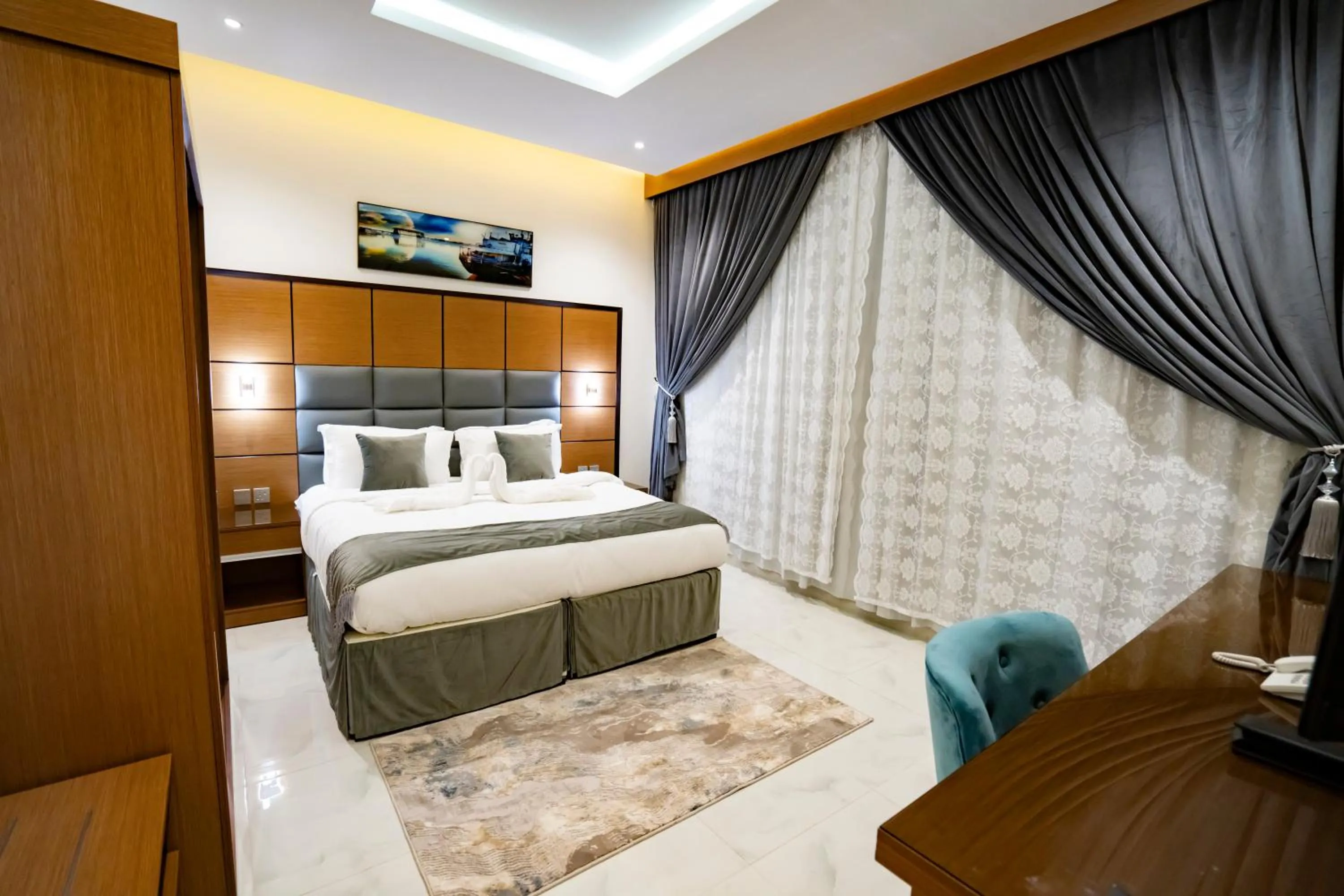 Photo of the whole room, Bed in 5season