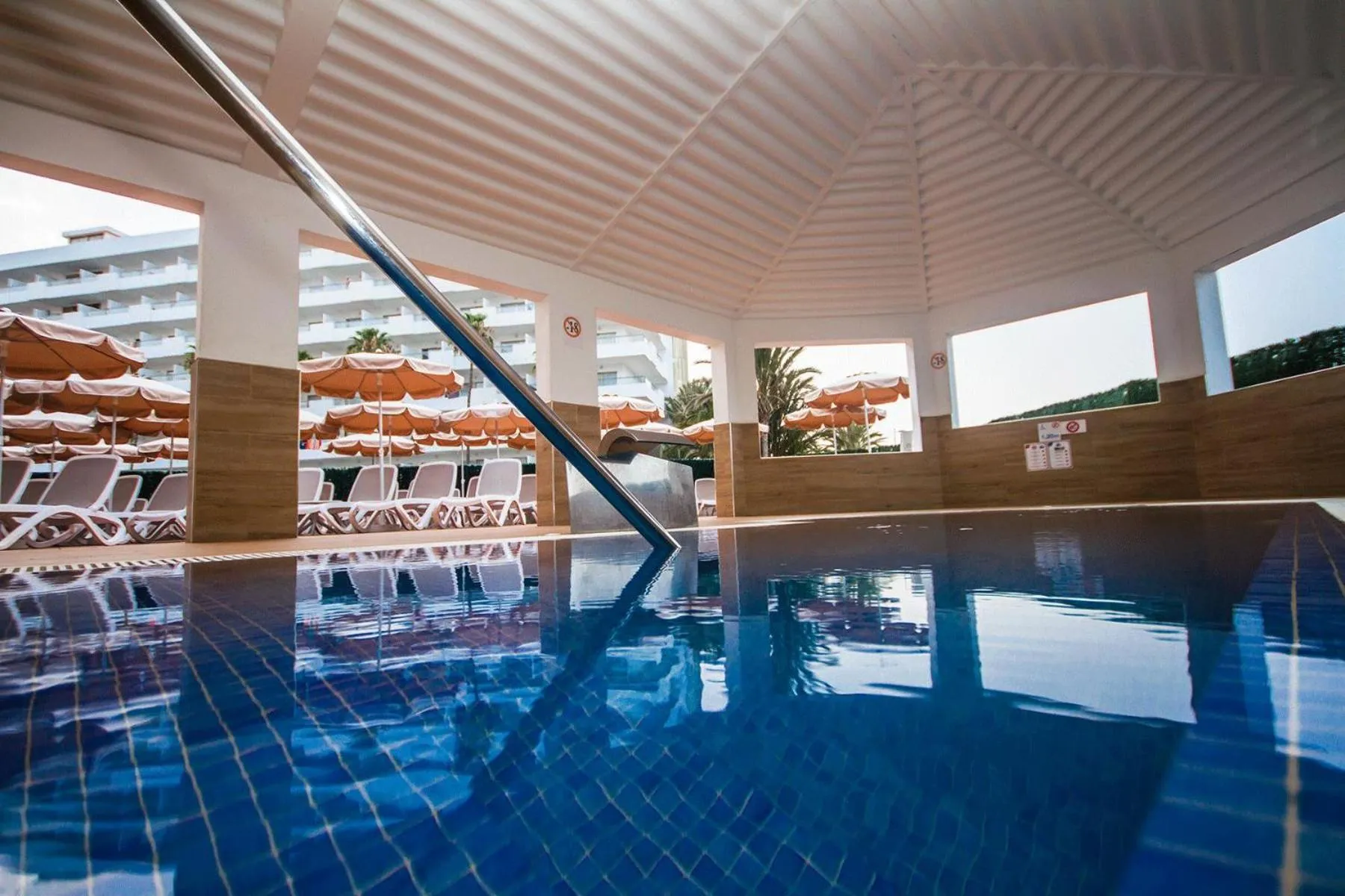 Swimming pool in Servatur Waikiki