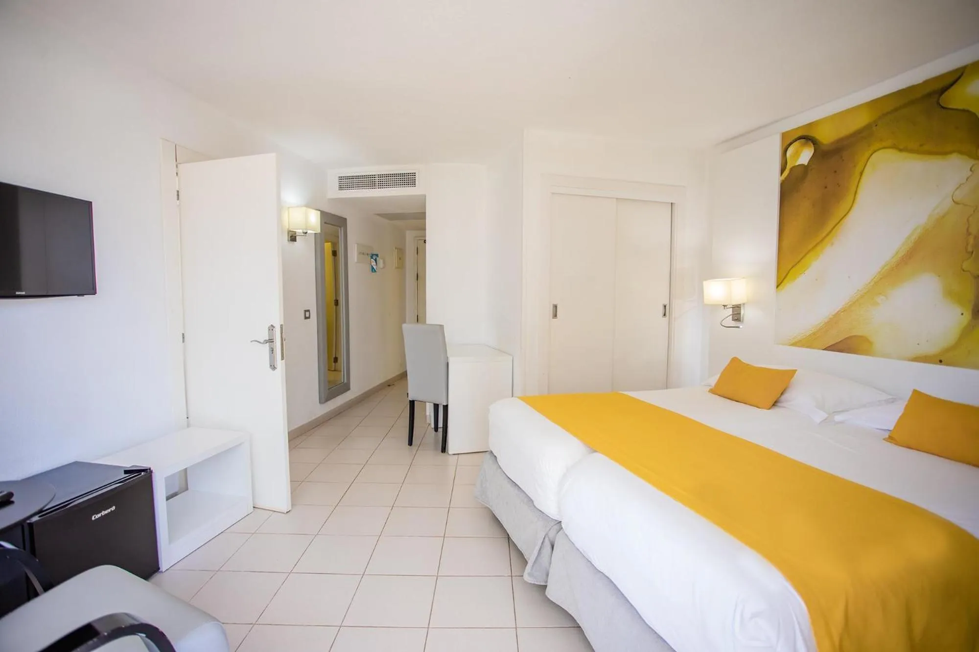 Photo of the whole room, Bed in Servatur Waikiki