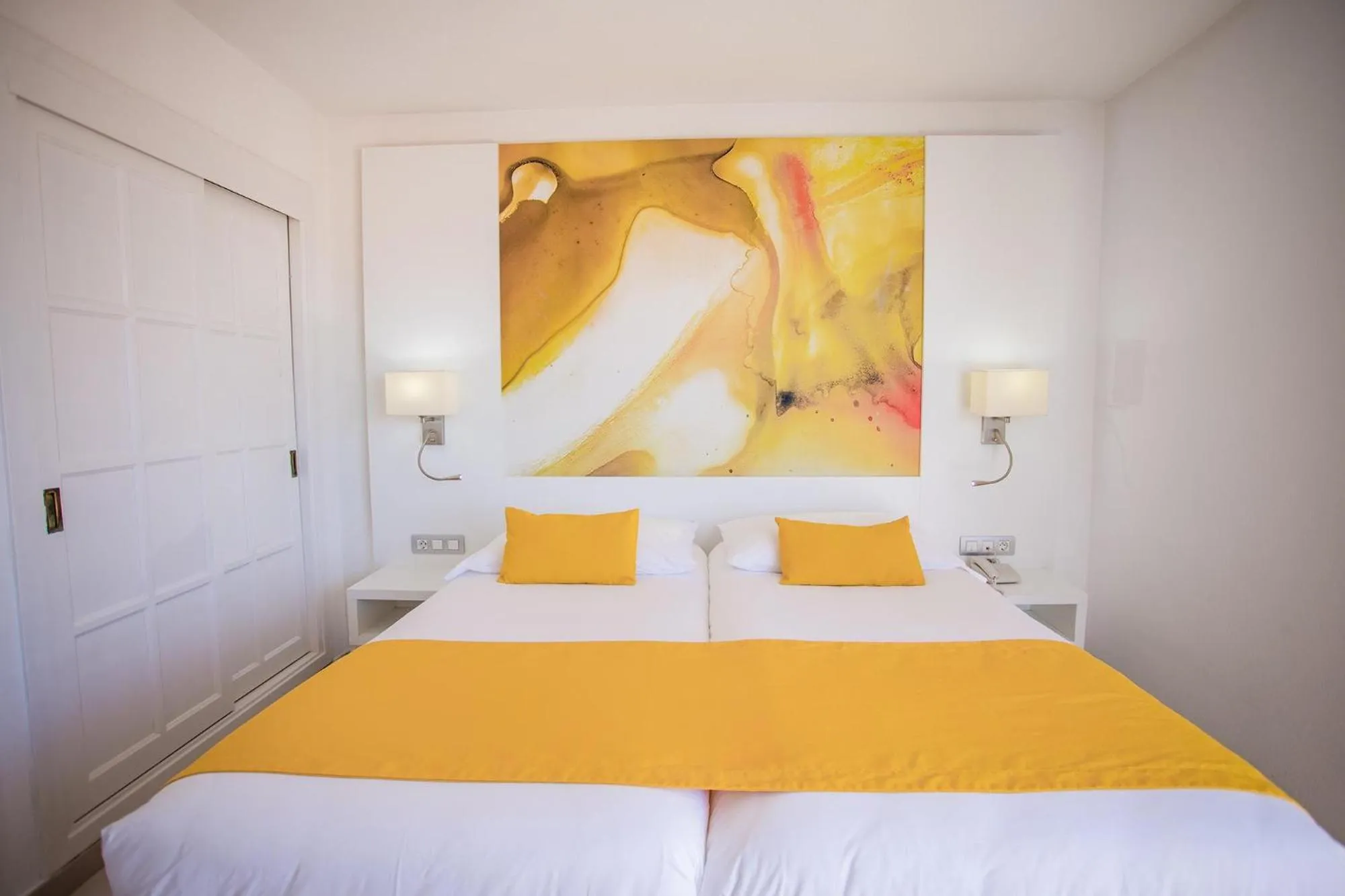 Photo of the whole room, Bed in Servatur Waikiki