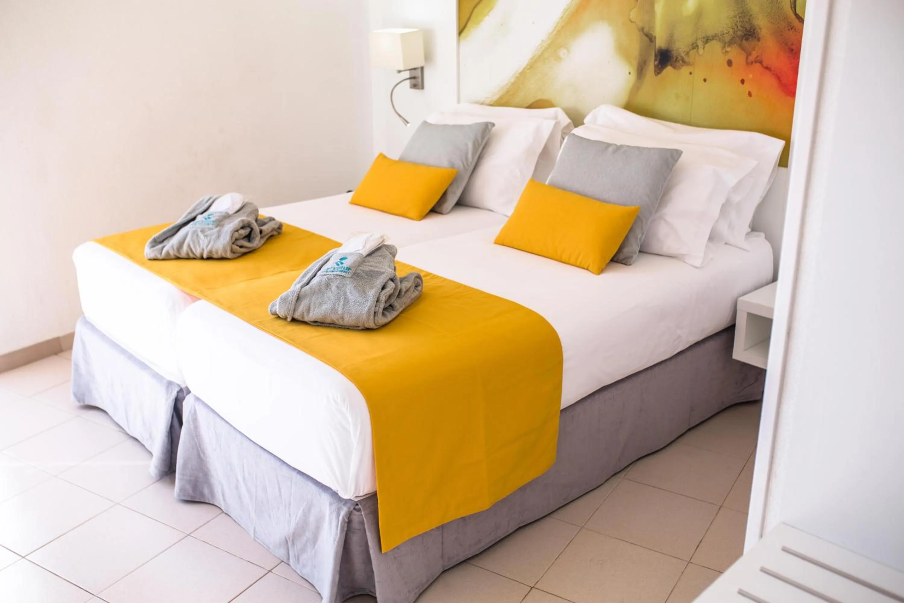 Photo of the whole room, Bed in Servatur Waikiki