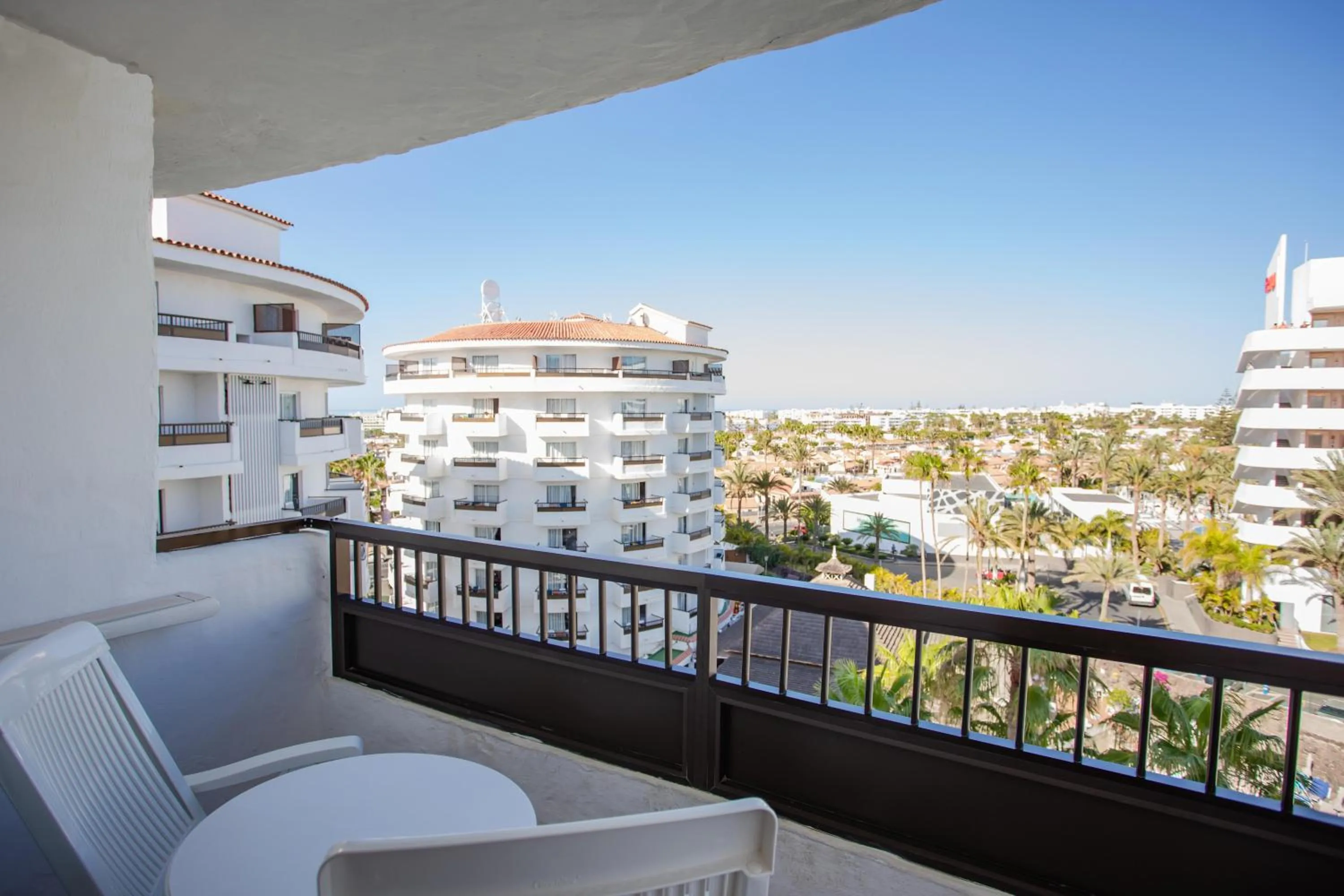 Photo of the whole room in Servatur Waikiki