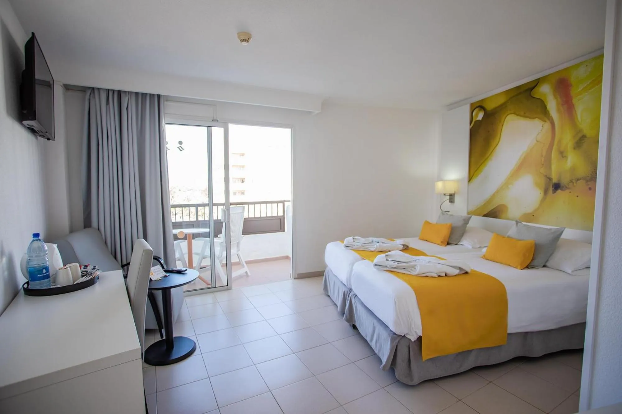 Photo of the whole room, Bed in Servatur Waikiki