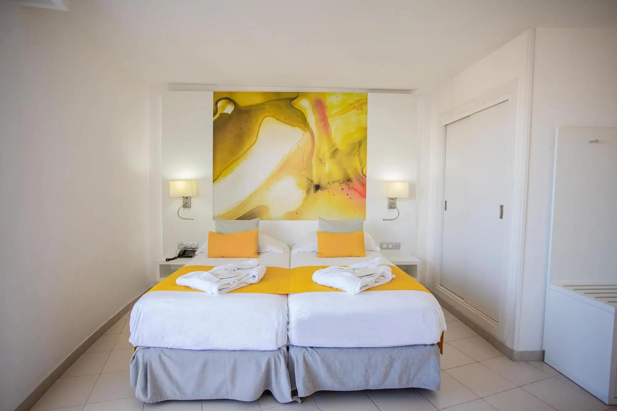 Photo of the whole room, Bed in Servatur Waikiki