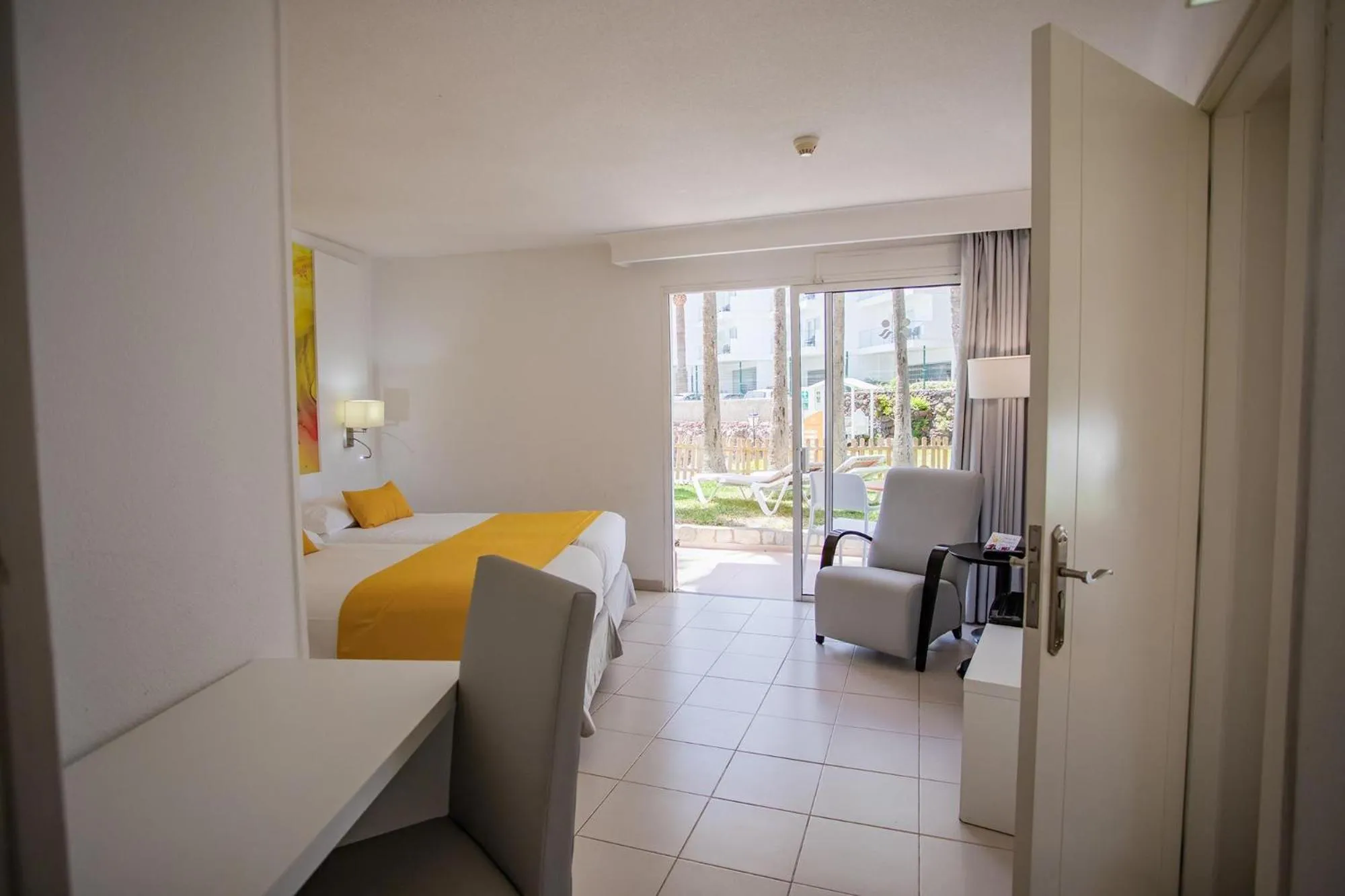 Photo of the whole room in Servatur Waikiki