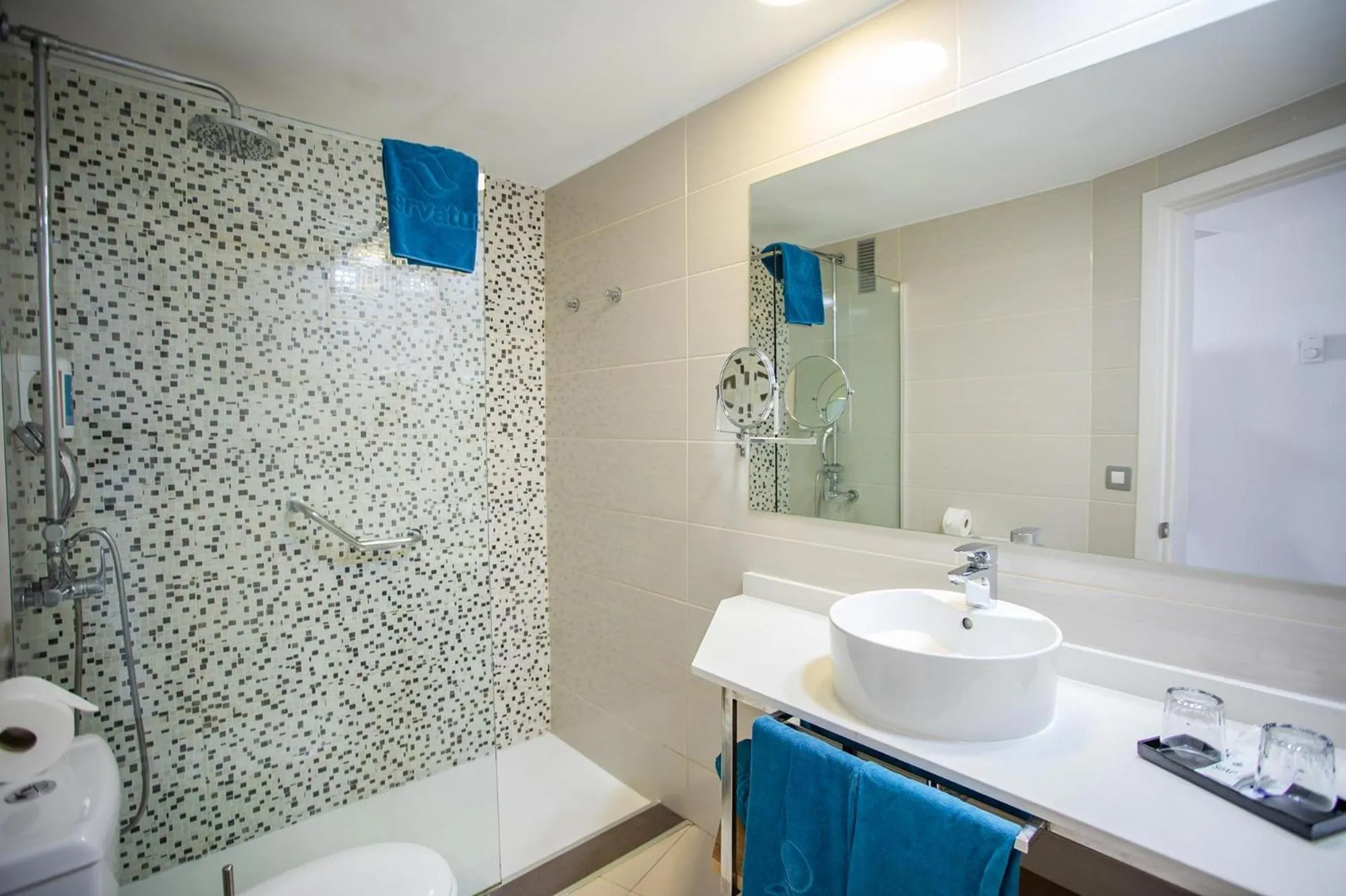 Bathroom in Servatur Waikiki