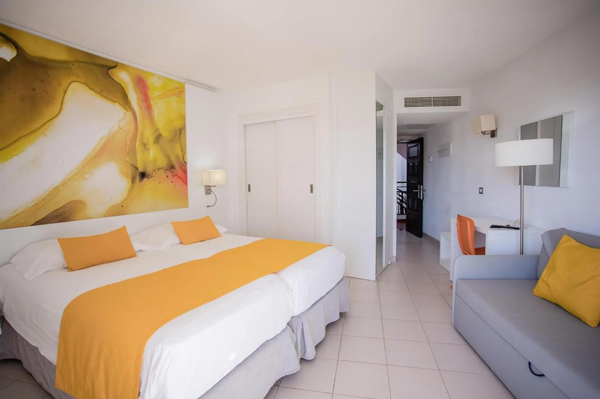 Photo of the whole room, Bed in Servatur Waikiki