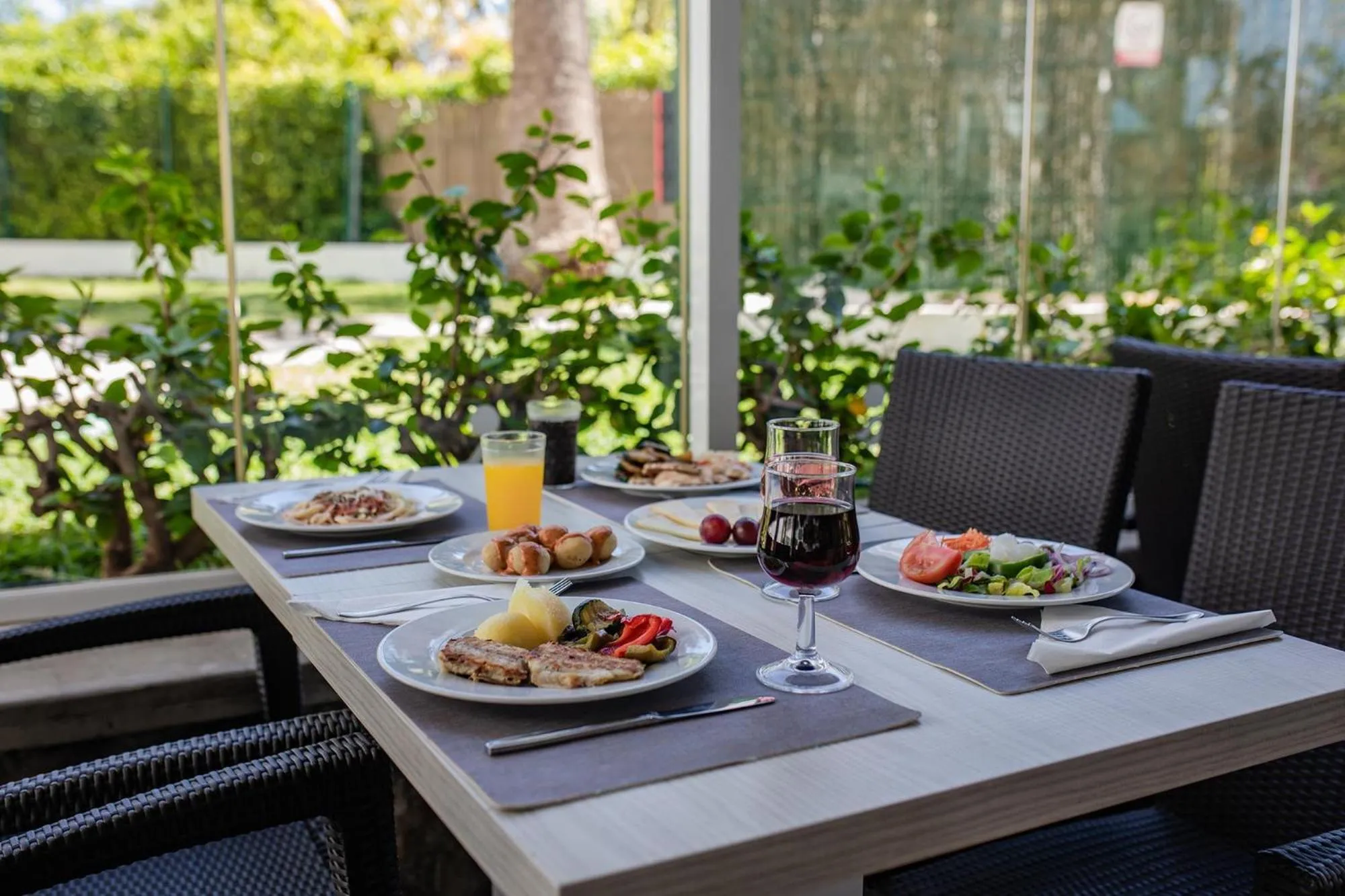 Restaurant/places to eat in Servatur Waikiki