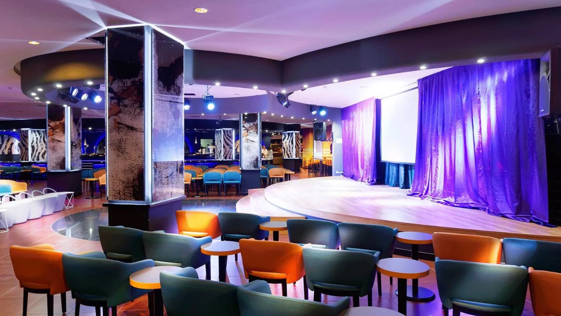 Lounge or bar in Servatur Waikiki