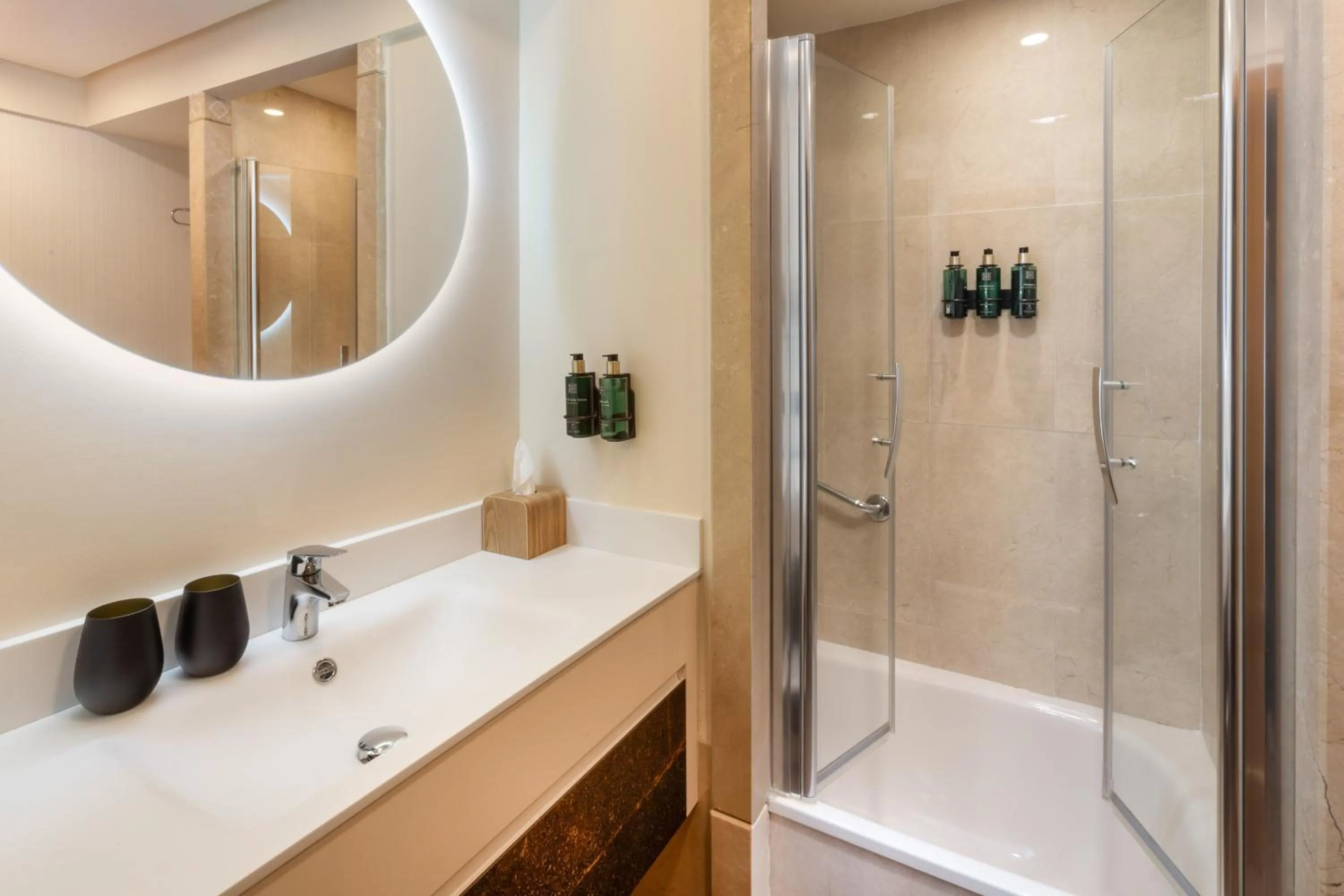 Shower in Meliá Isla Canela